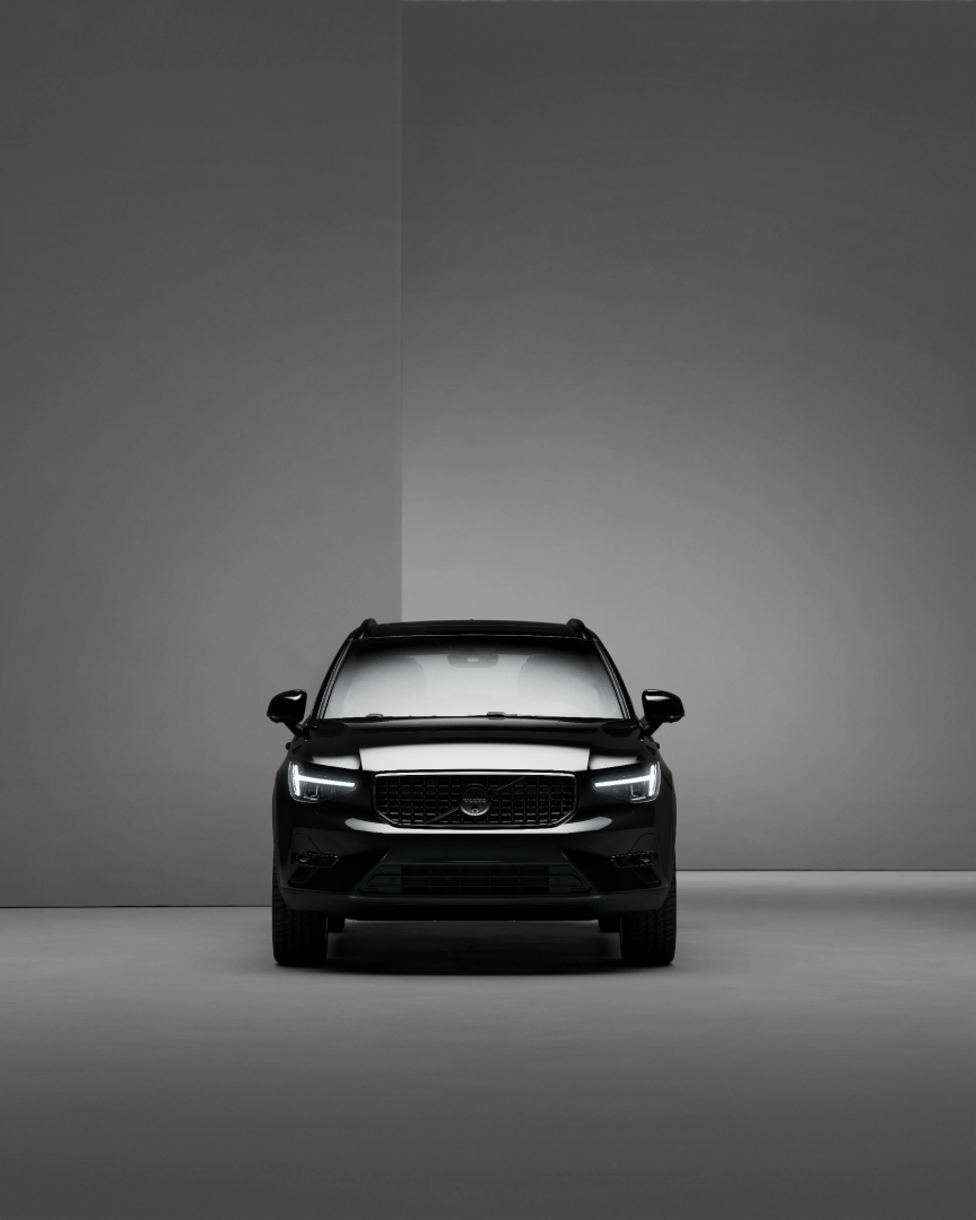 沃尔沃 XC40 极夜黑正面视角。