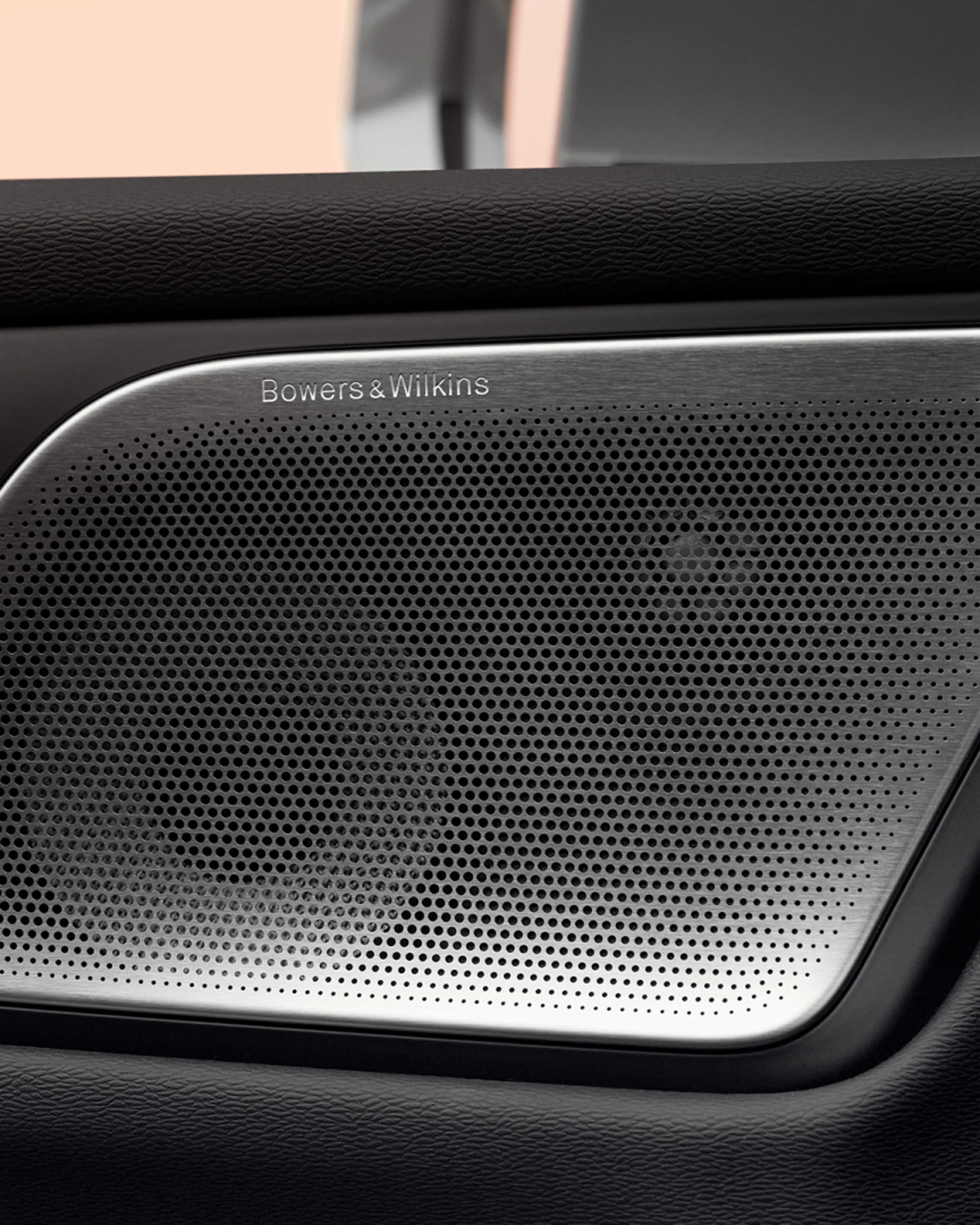 沃尔沃 V60 旅行车搭载 Bowers & Wilkins® 殿堂级音响系统