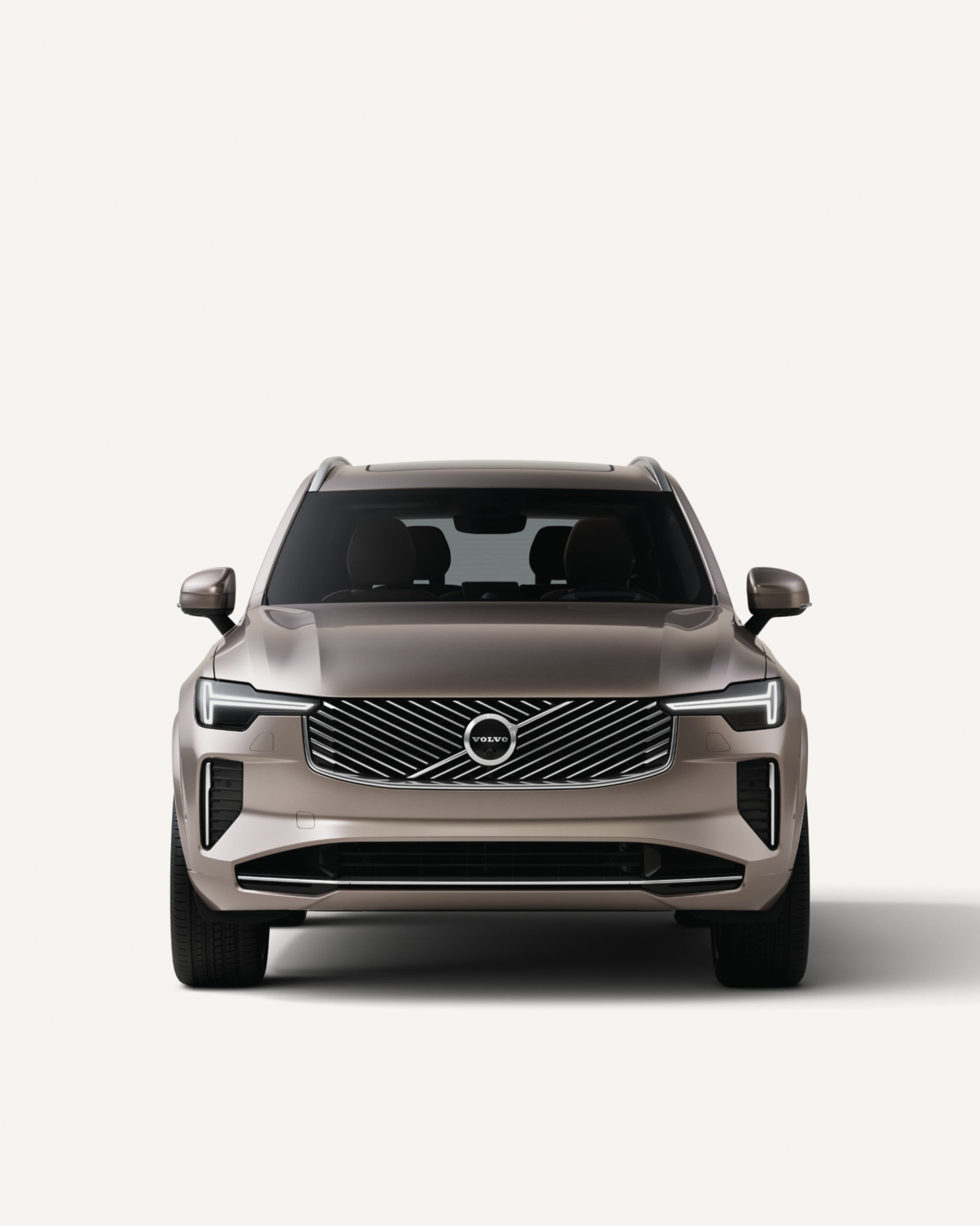 白色工作室环境中沃尔沃 XC90 轻度混合动力车型的正视图。