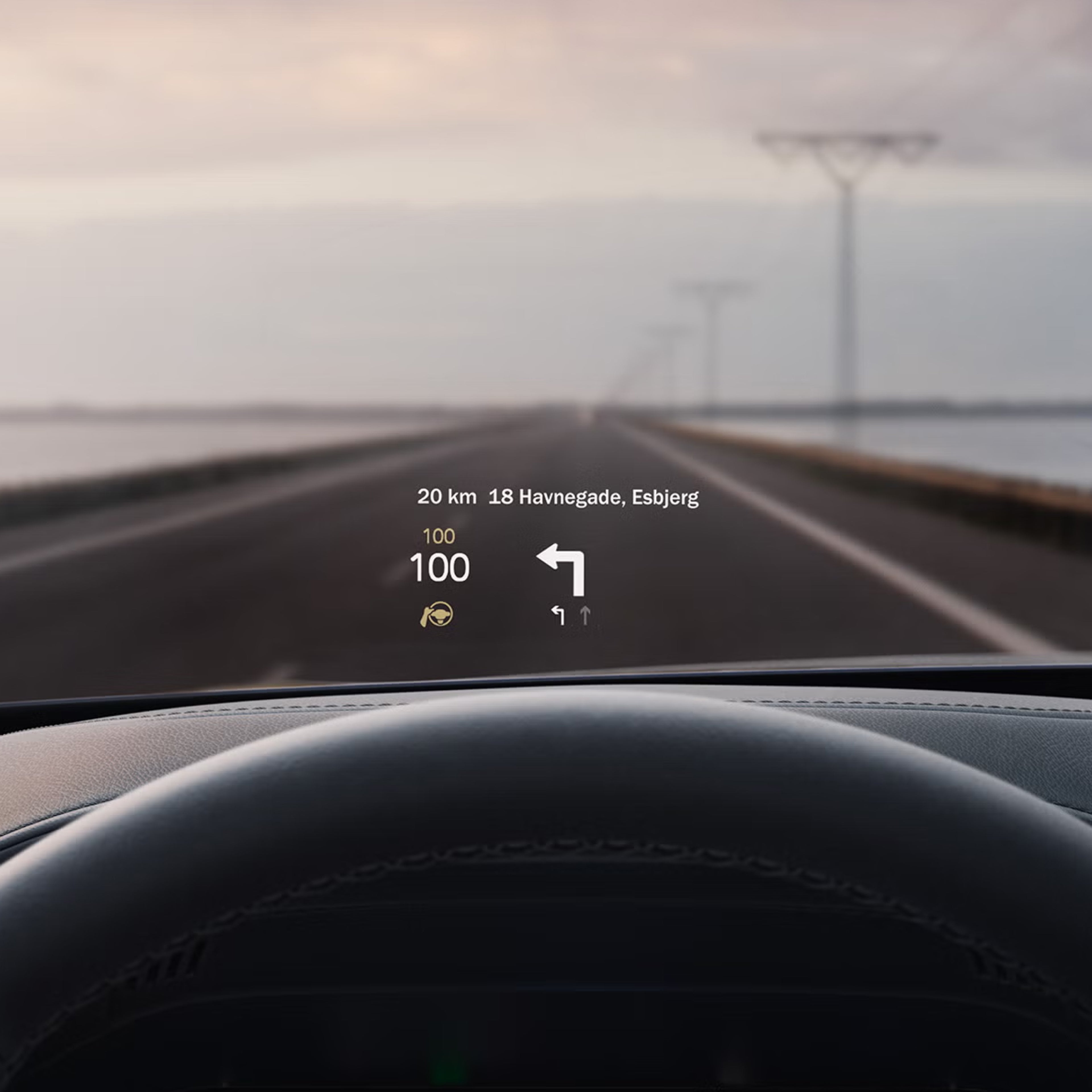 在沃尔沃车内,HUD 平视显示系统可在挡风玻璃上显示行驶车速和导航信息。