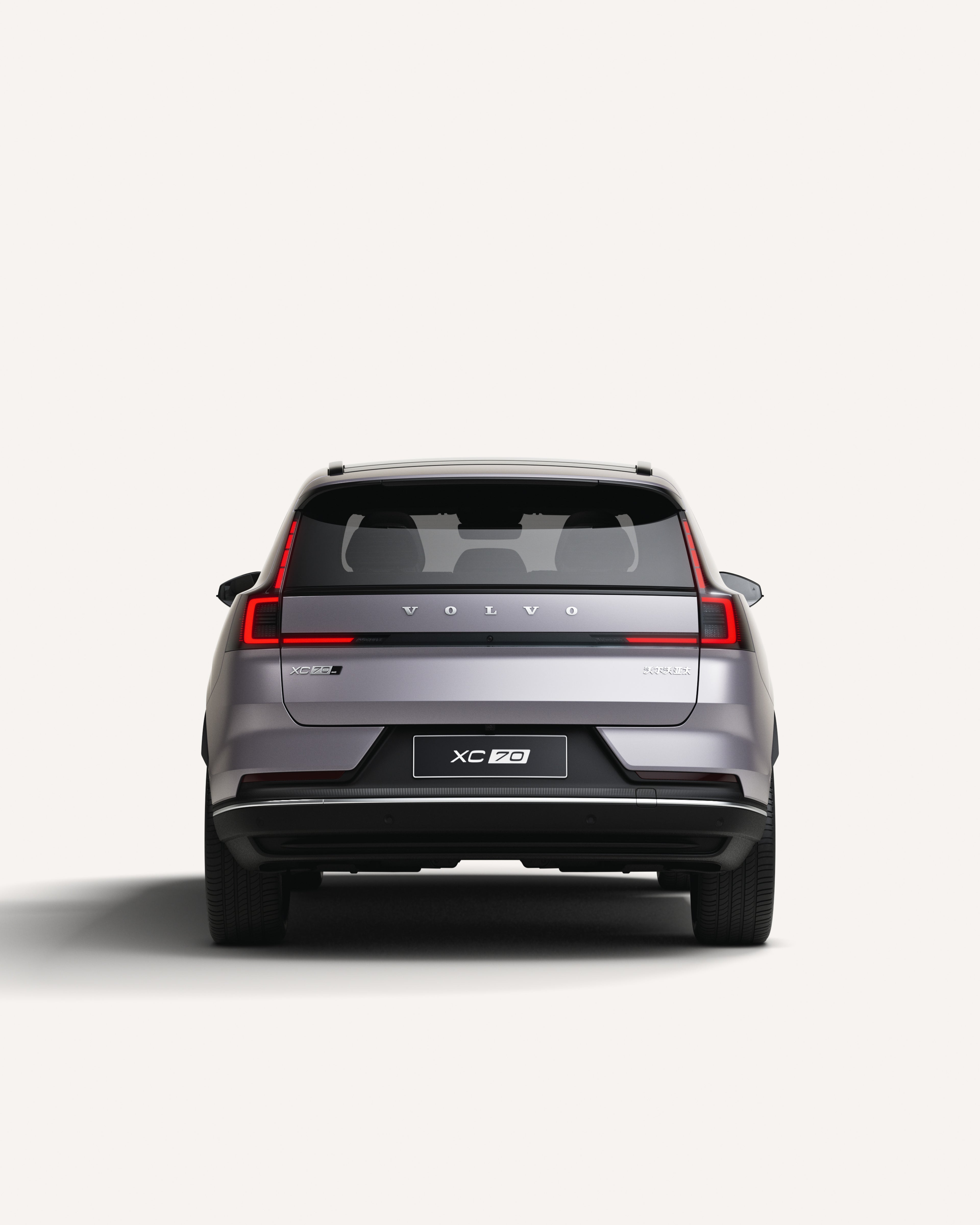 摄影棚内沃尔沃 XC70 豪华长续航混动 SUV 后视图。