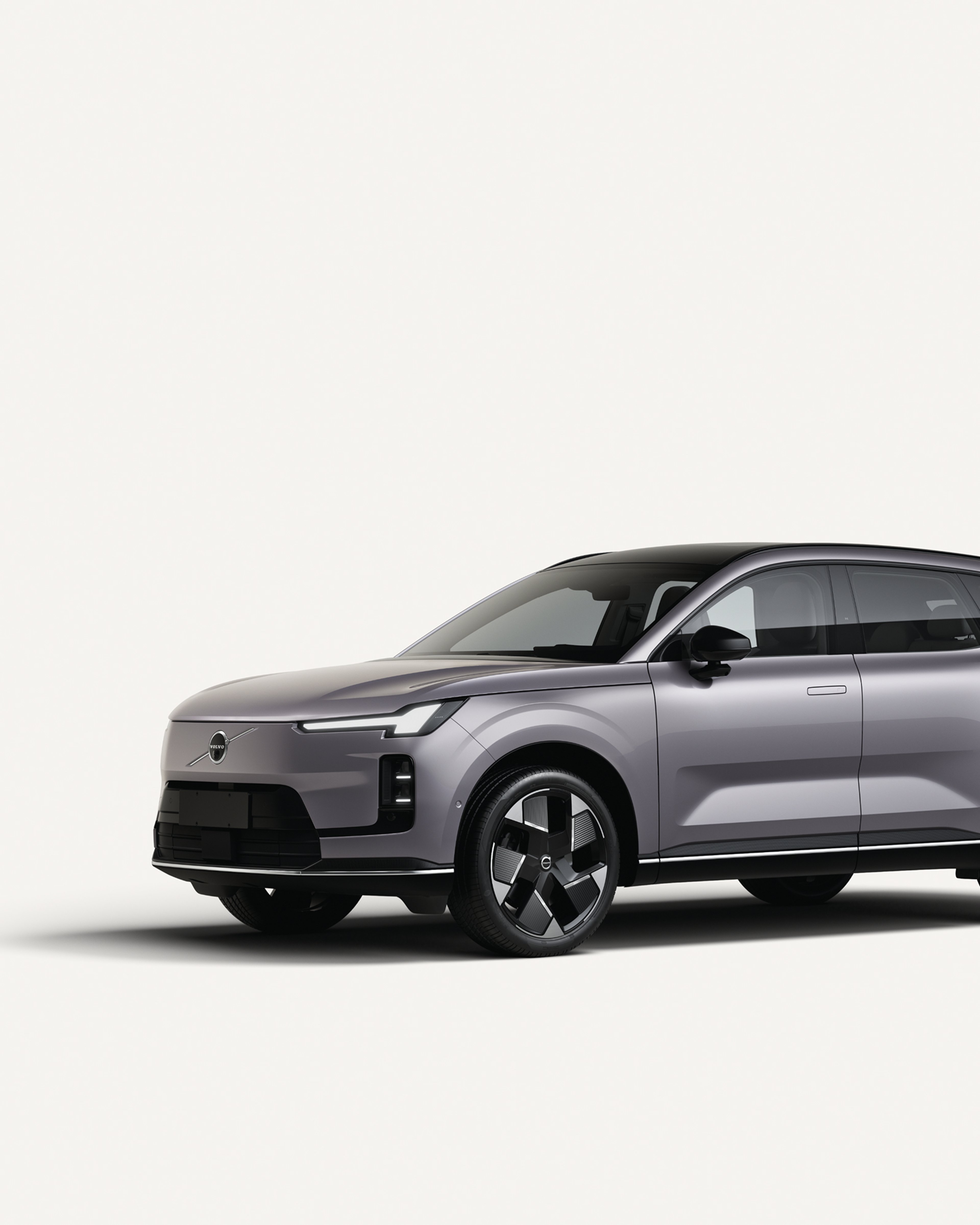 白色摄影棚内沃尔沃 XC70 豪华长续航混动 SUV 侧视图。