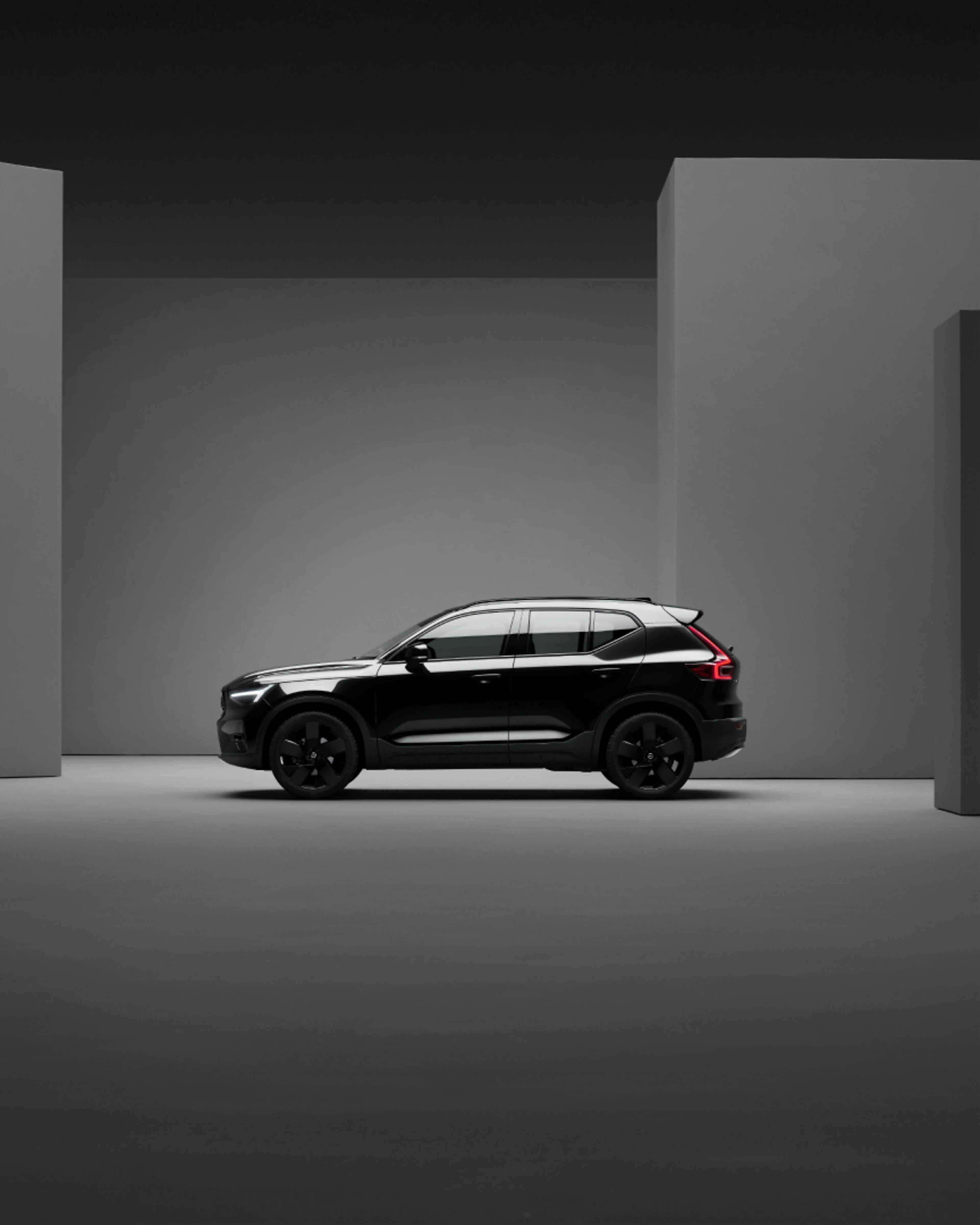 沃尔沃 XC40 极夜黑侧面视角。