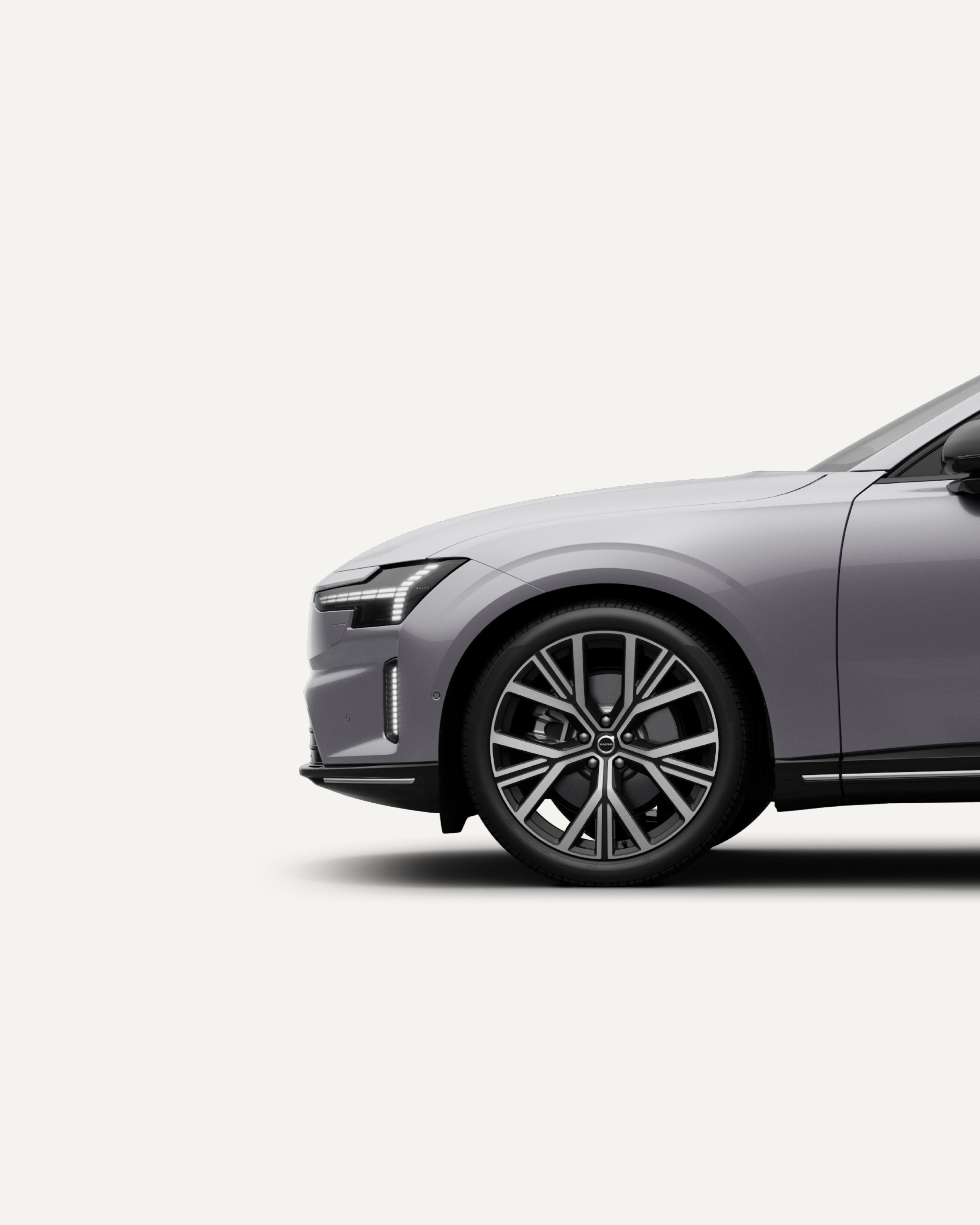 沃尔沃 ES90 黑色空气动力学轮毂,前轮特写。