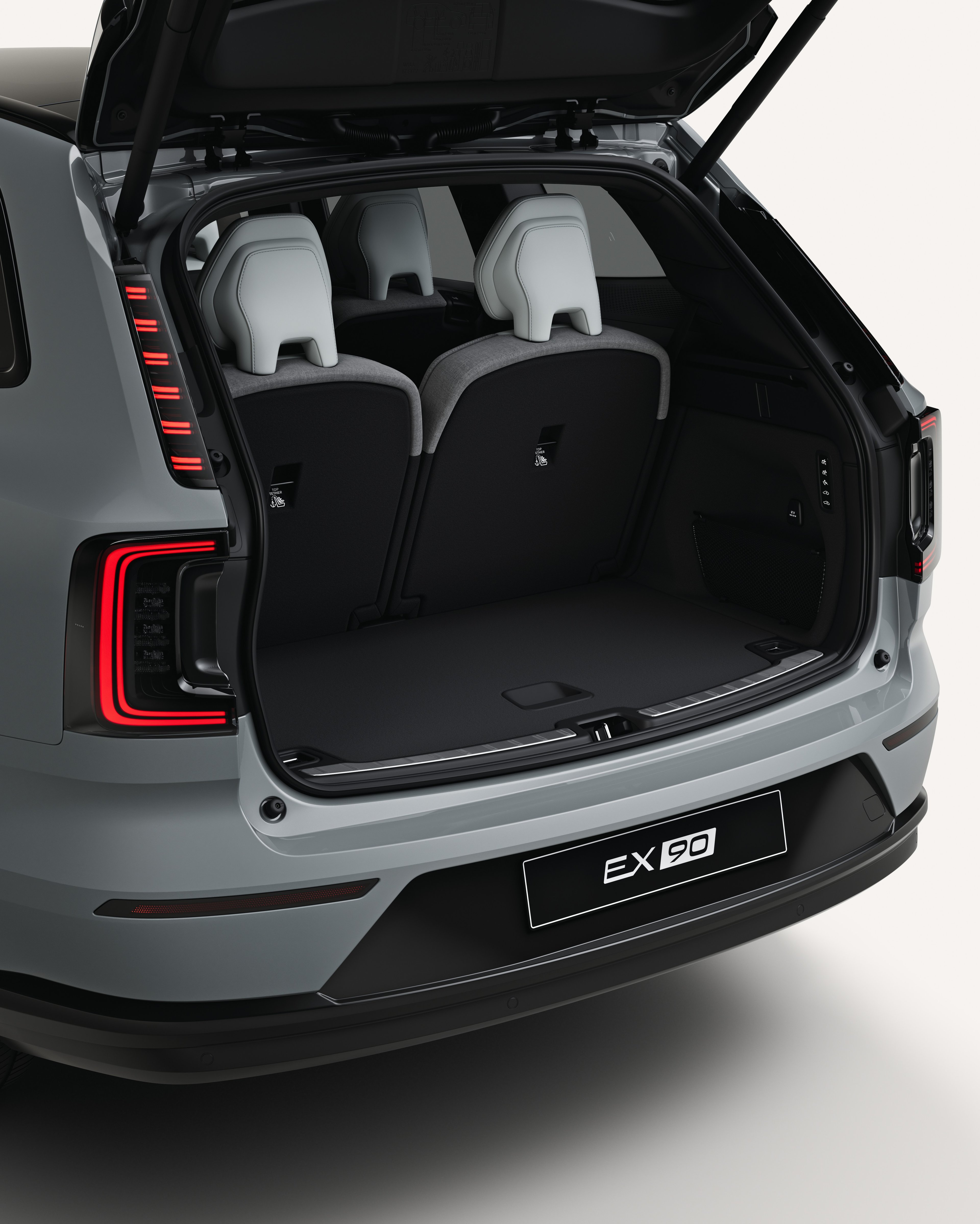 沃尔沃 EX90 车尾侧视角实拍,后备箱开启状态。