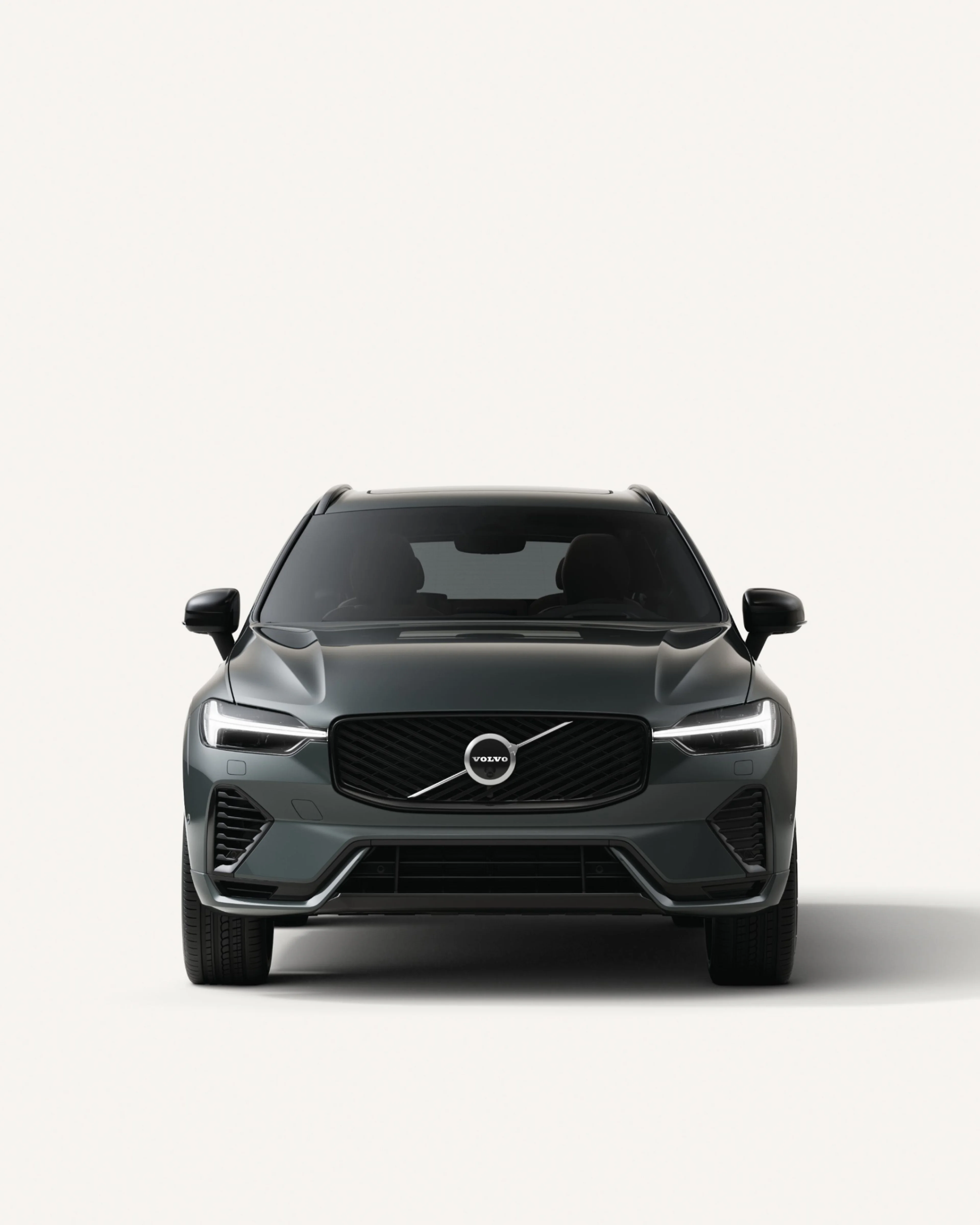 沃尔沃全新 XC60 轻度混合动力中型 SUV 停在白色工作室内。
