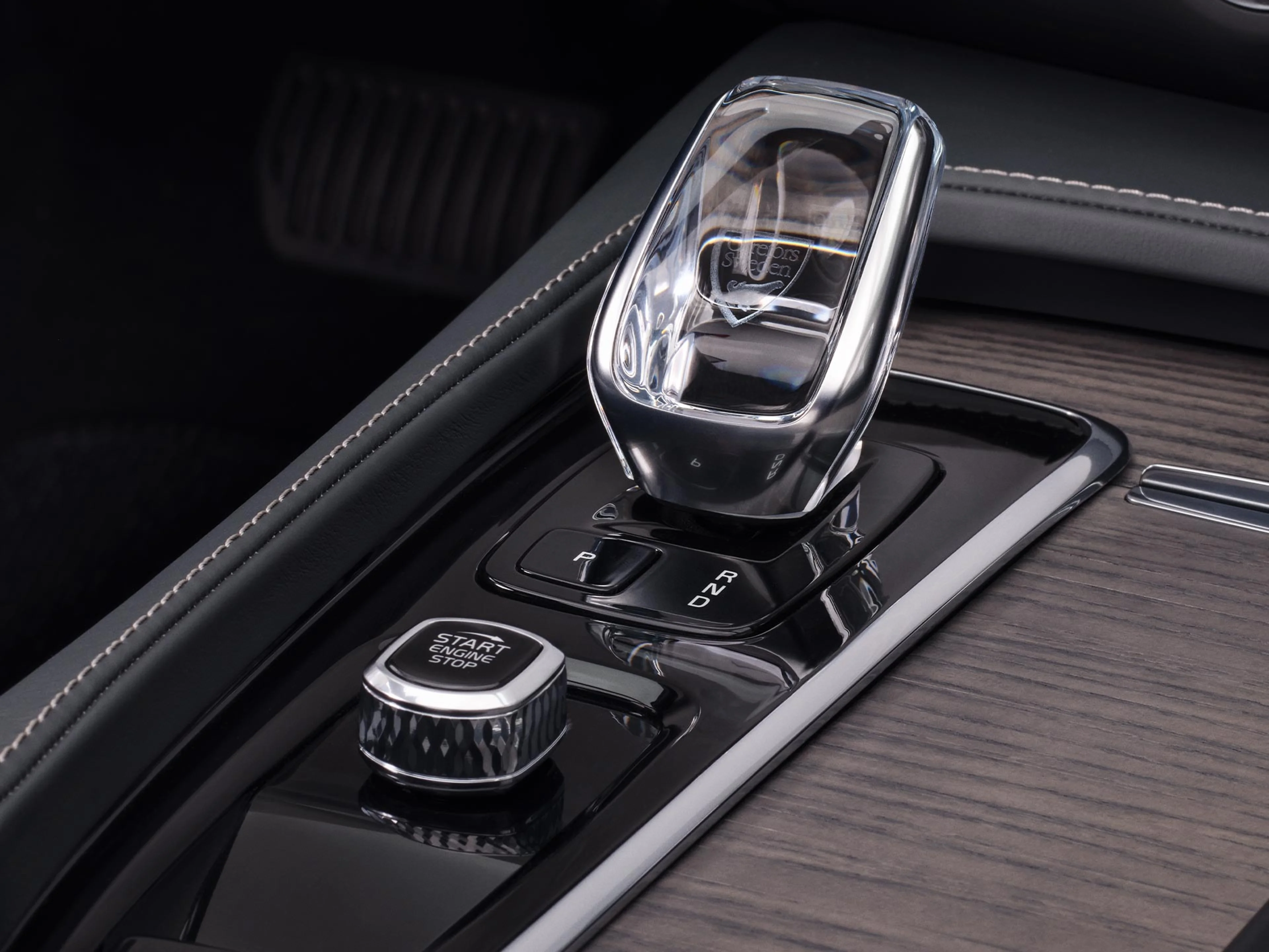 沃尔沃 V90 Cross Country 水晶换挡杆采用 Orrefors® 纯正瑞典水晶制作而成。