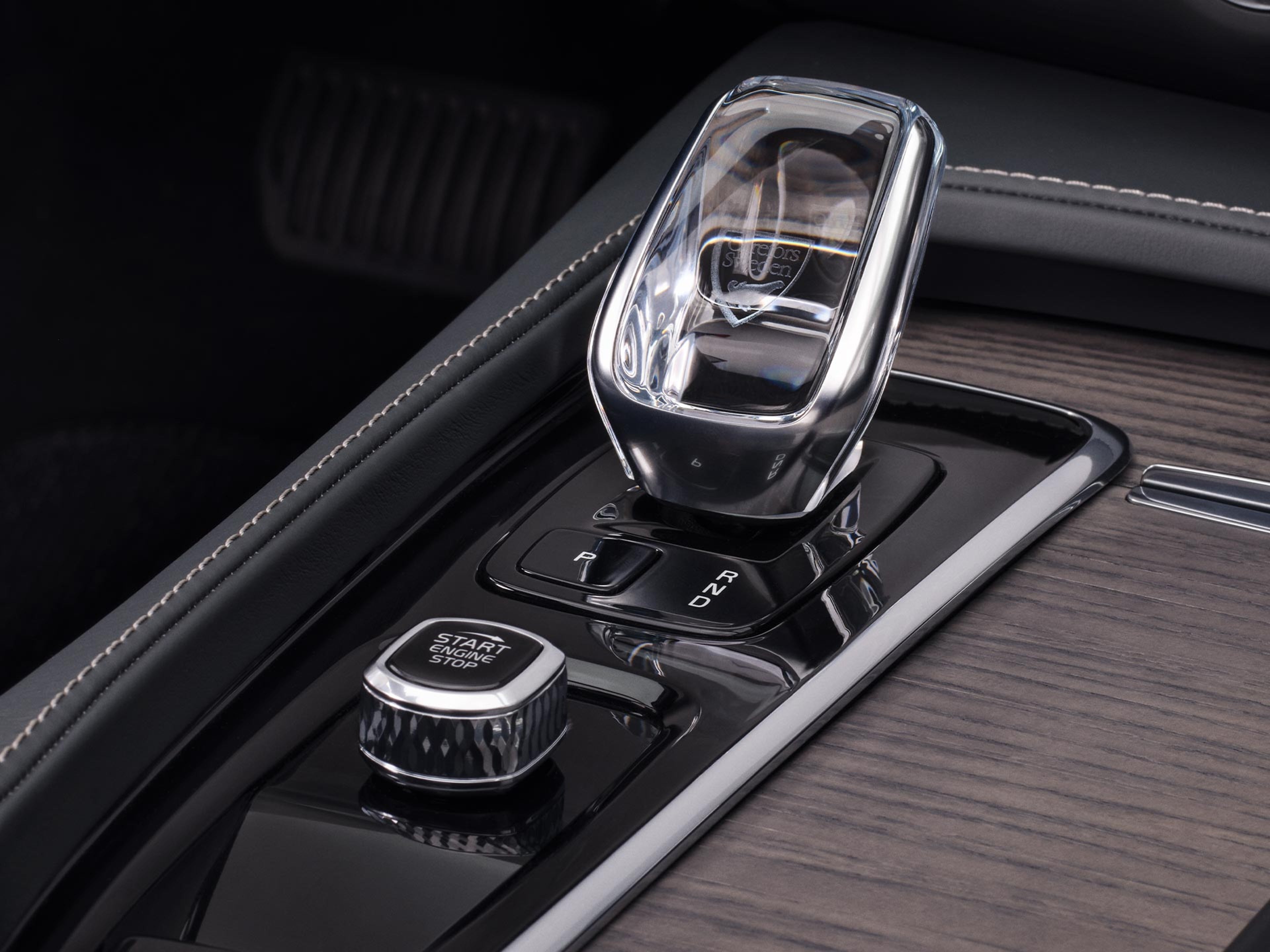 沃尔沃 V90 Cross Country 水晶换挡杆采用 Orrefors® 纯正瑞典水晶制作而成。