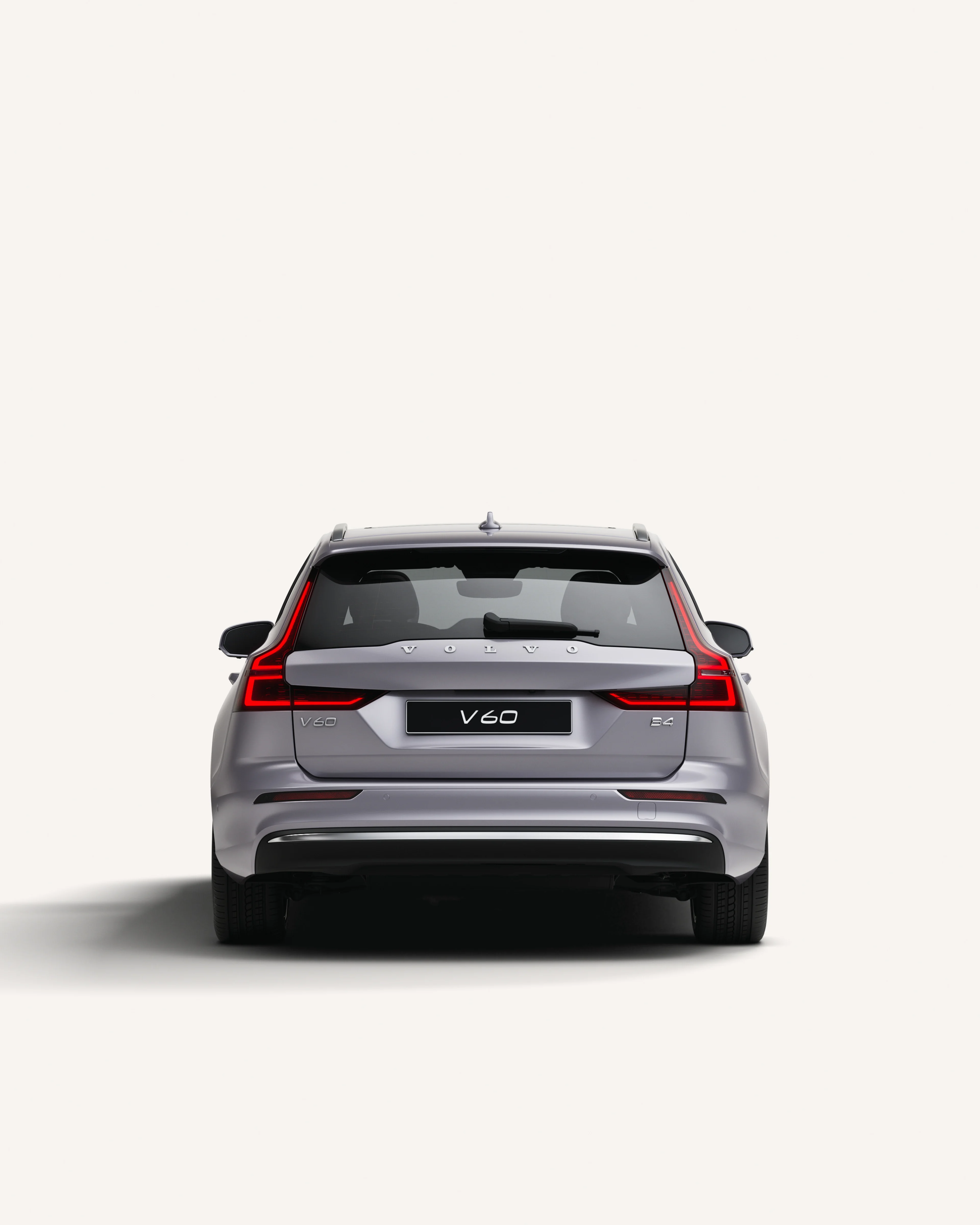 白色摄影棚内沃尔沃 V60 后视图。