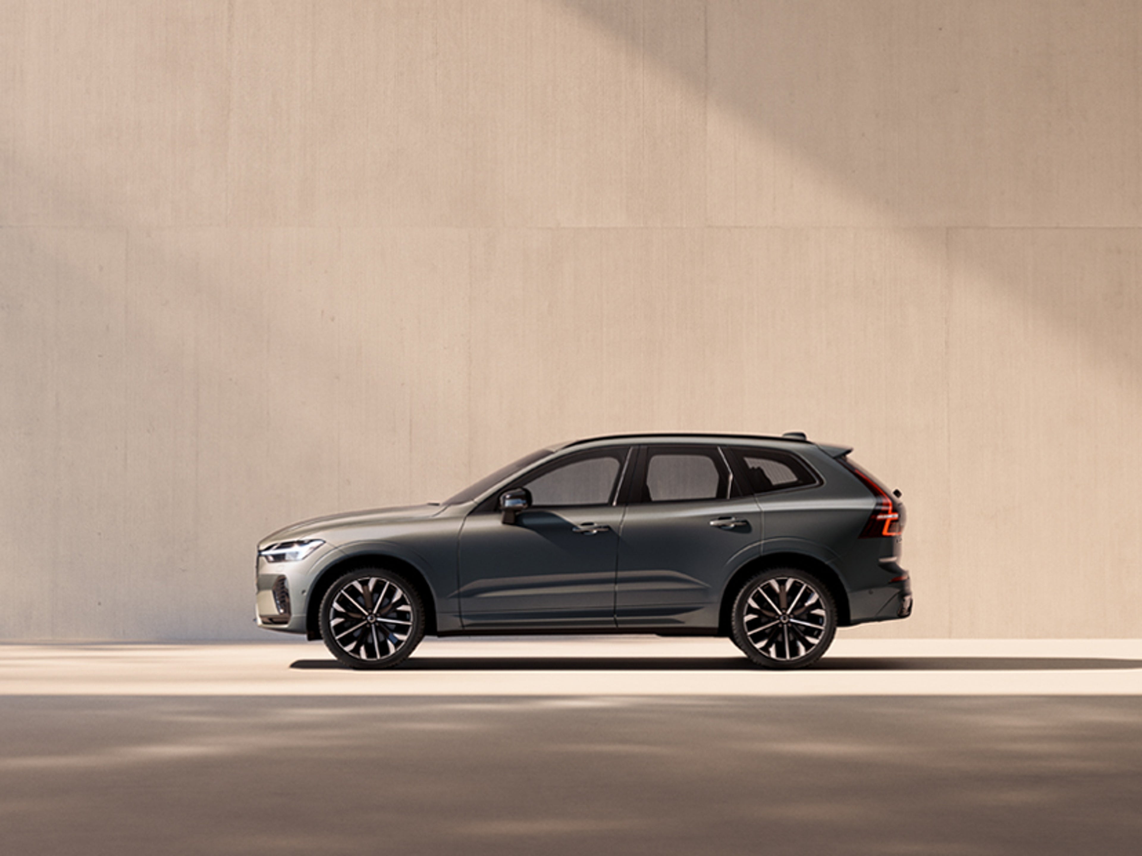 沃尔沃 XC60 停靠在岩石墙前。