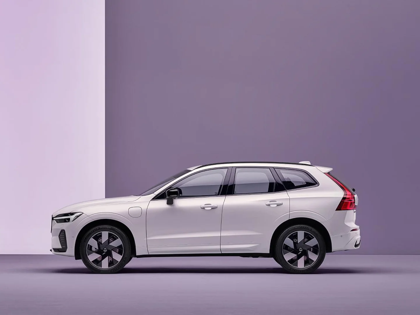 沃尔沃 XC60 插电式混合动力车型在紫色背景中充电。