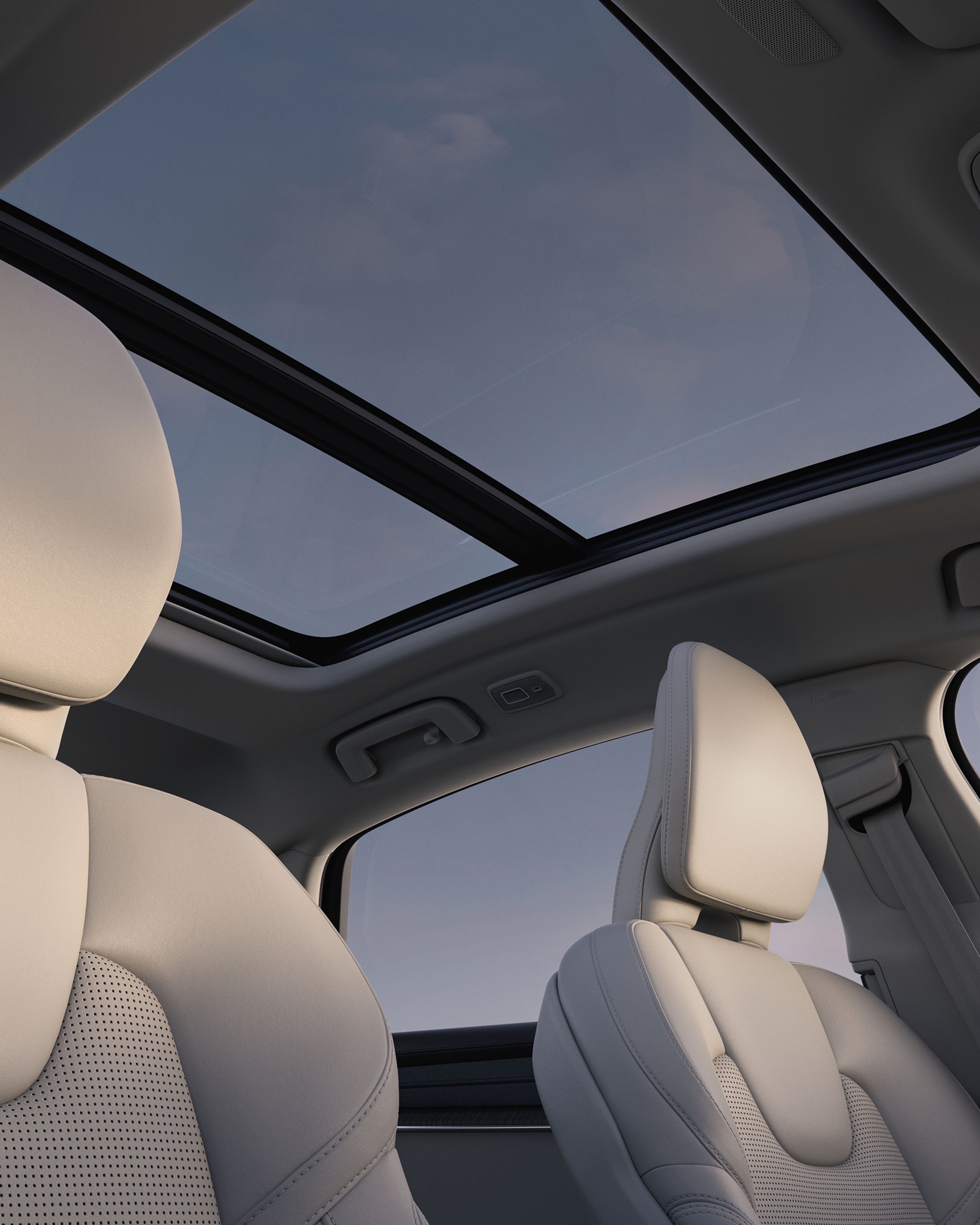 沃尔沃 S90 全景天窗内饰亮点。