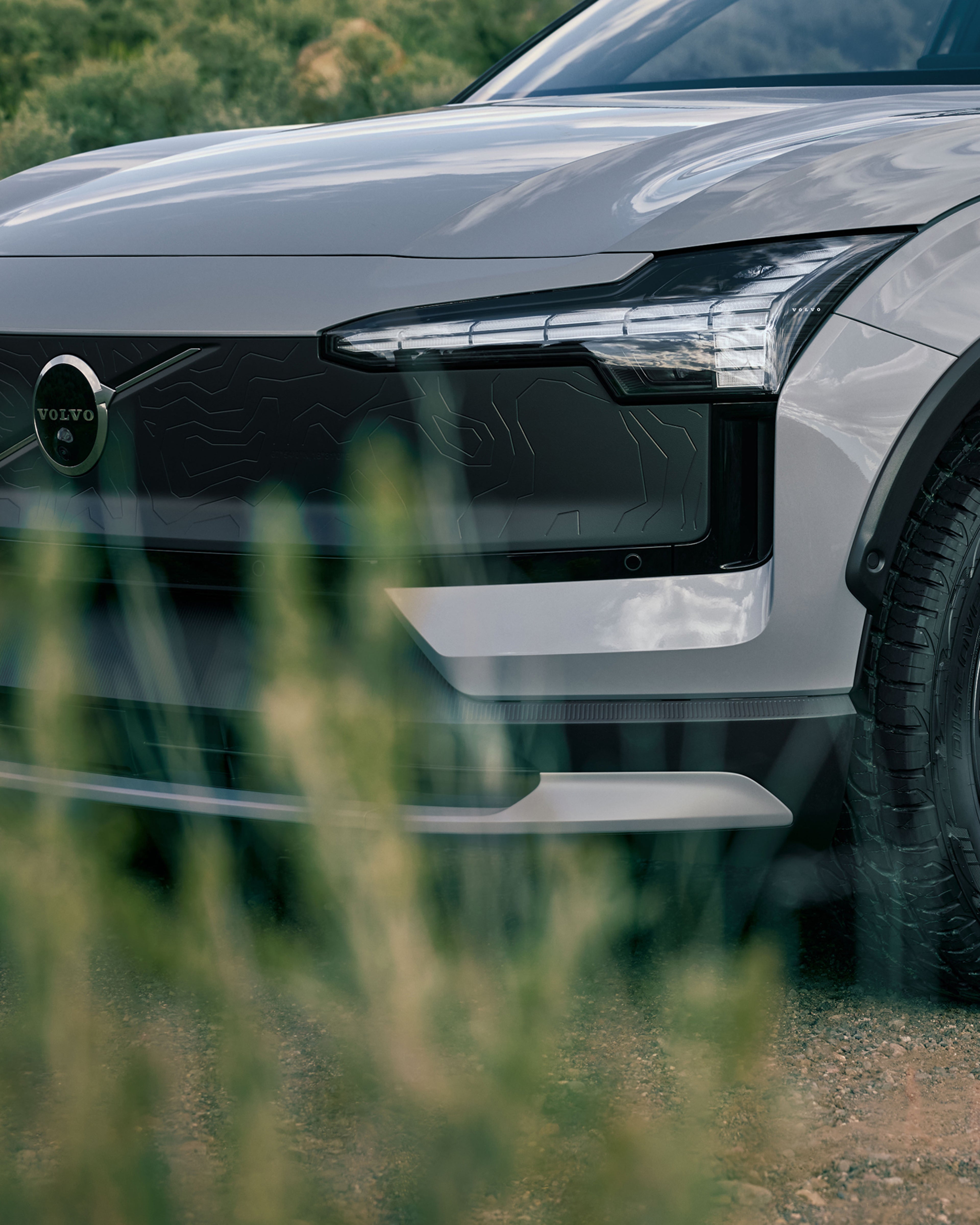 EX30 Cross Country 全地形轮胎在道路上的特写图片。