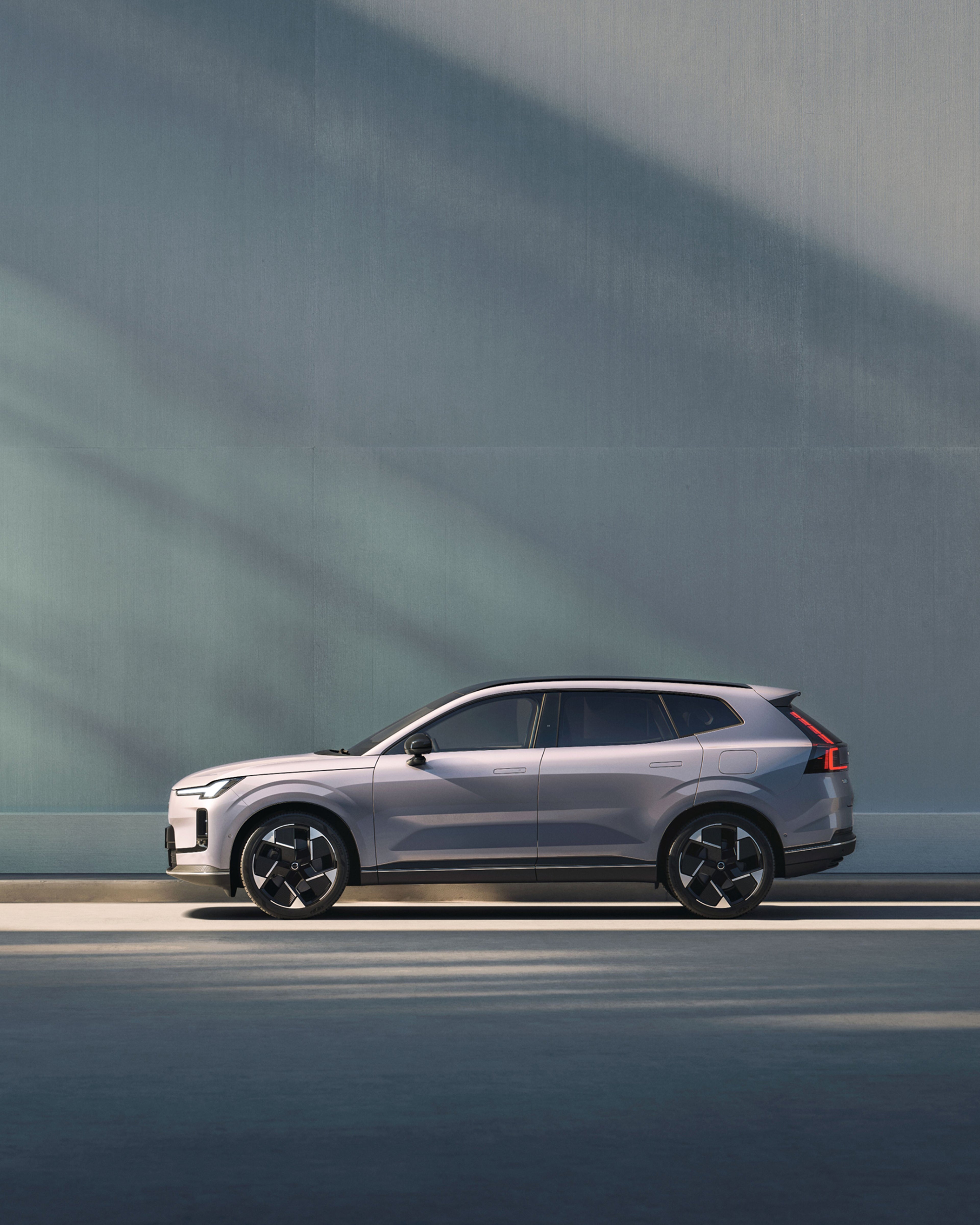 停在工业建筑前的 XC70 插电式混合动力车型的四分之三正视图。