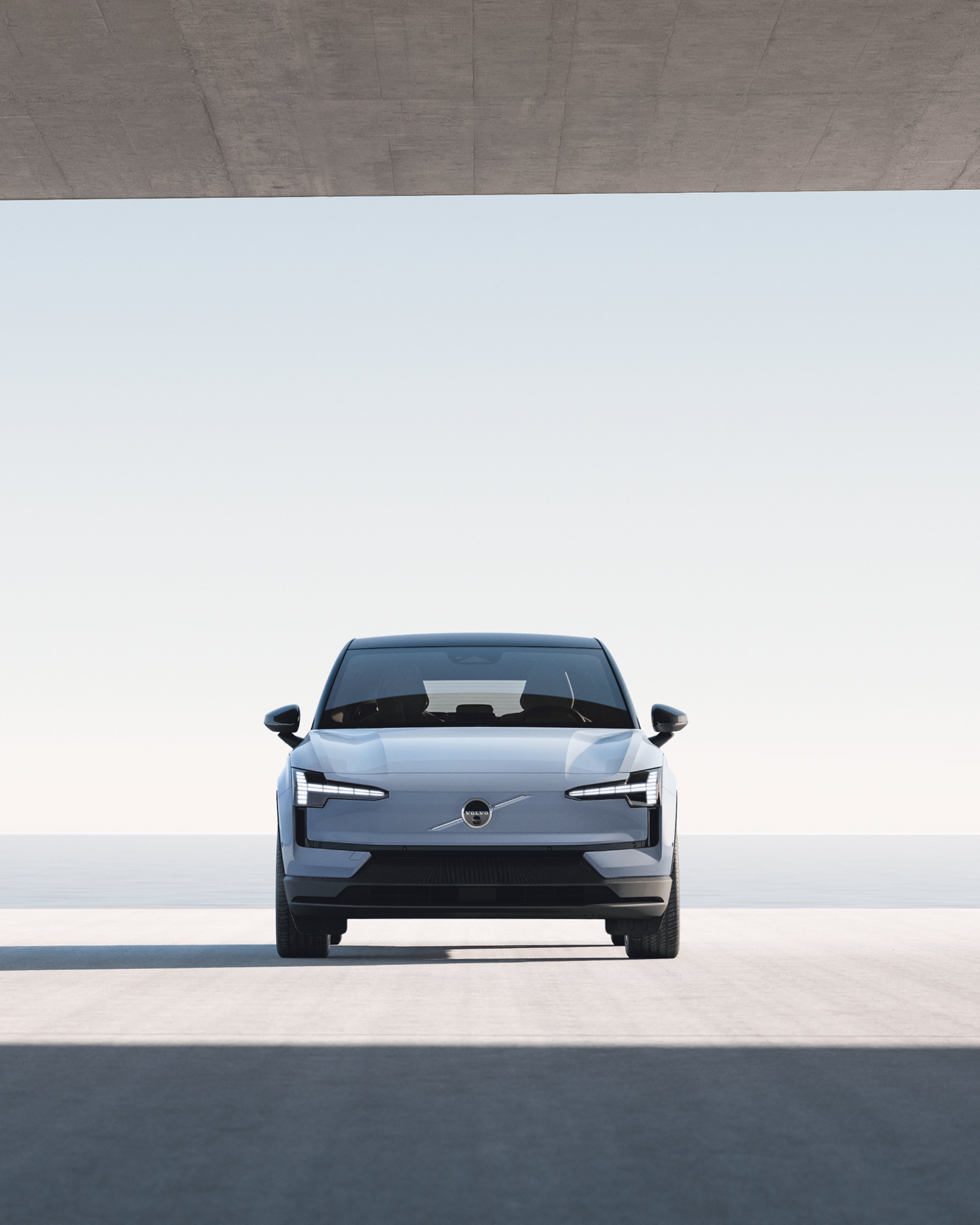 纯电动沃尔沃 EX30 正面视图。