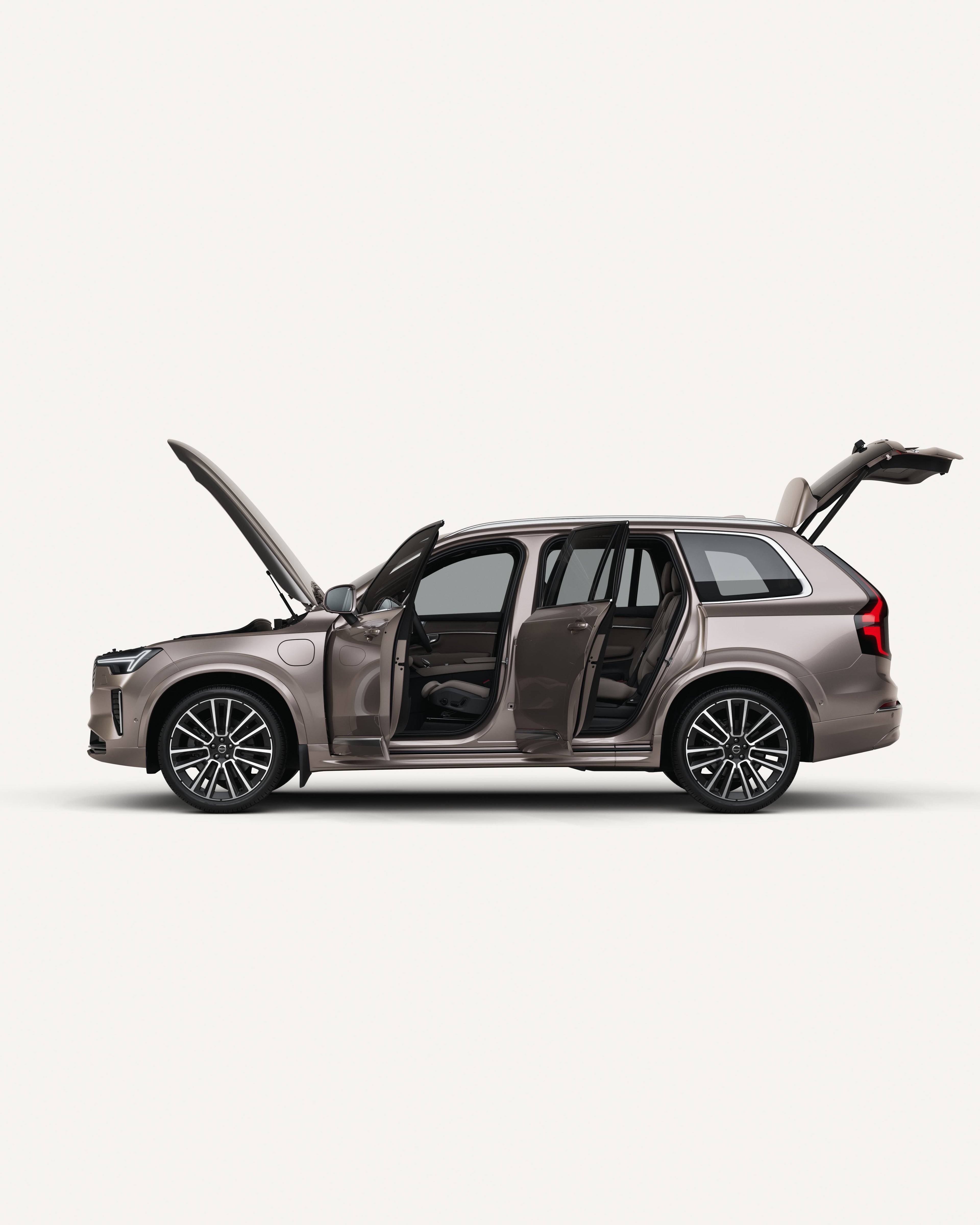 白色工作室环境中,沃尔沃 XC90 的侧视图,其引擎盖、车门和后备箱均处于打开状态。