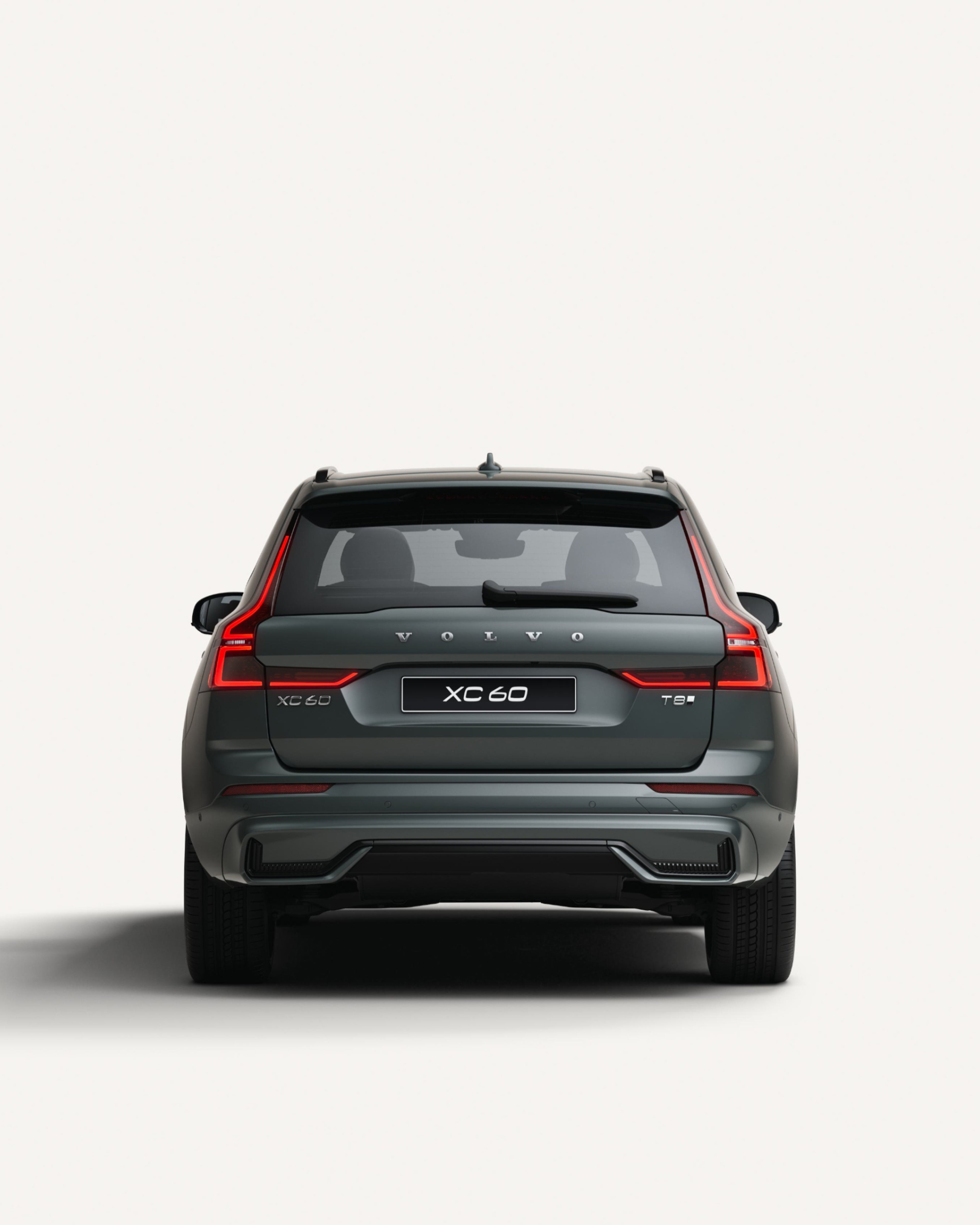 沃尔沃全新 XC60 插电式混合动力中型 SUV 停在白色工作室内的后视图。