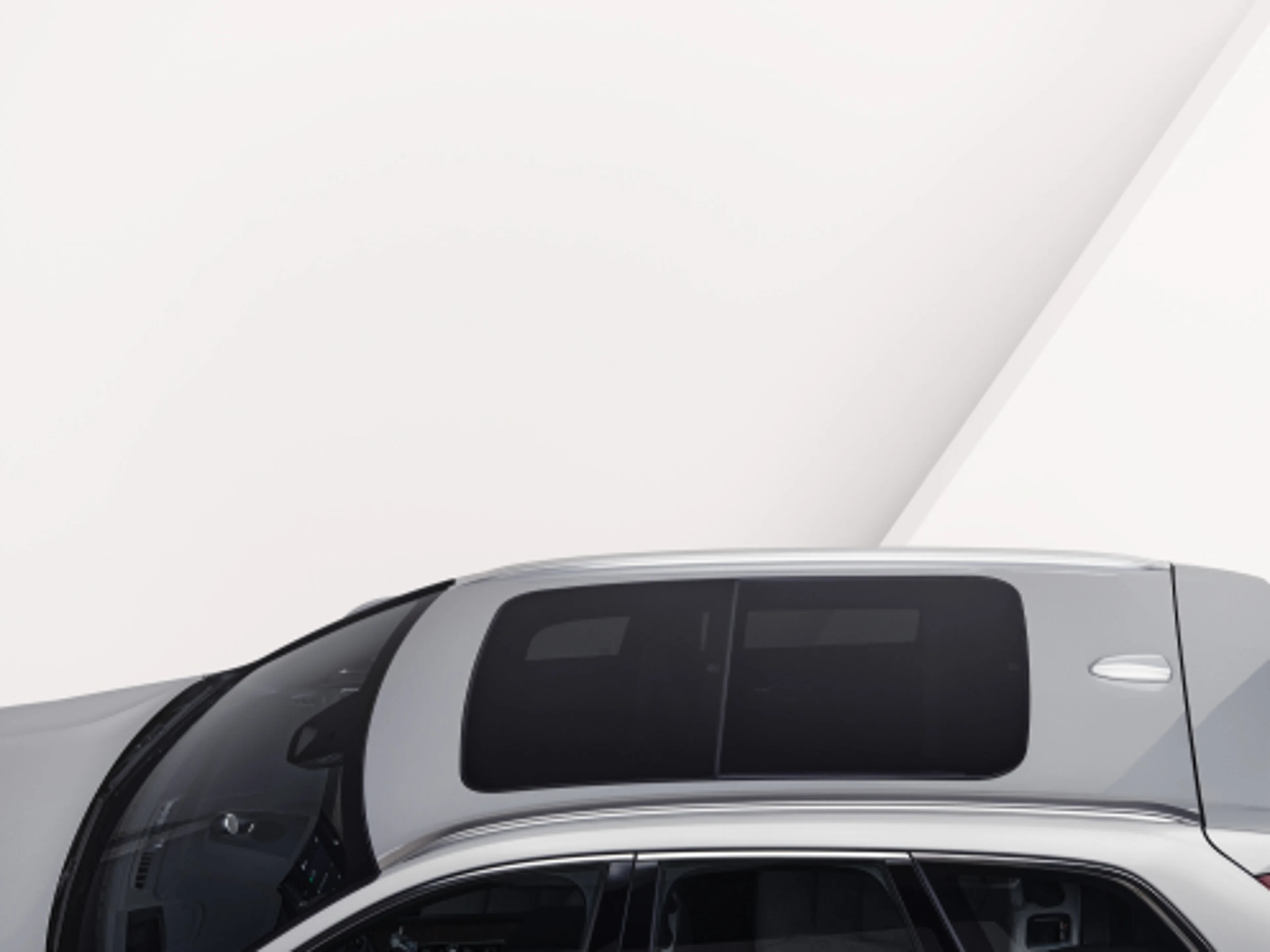 沃尔沃 XC60 插电式混合动力车型全景天窗。