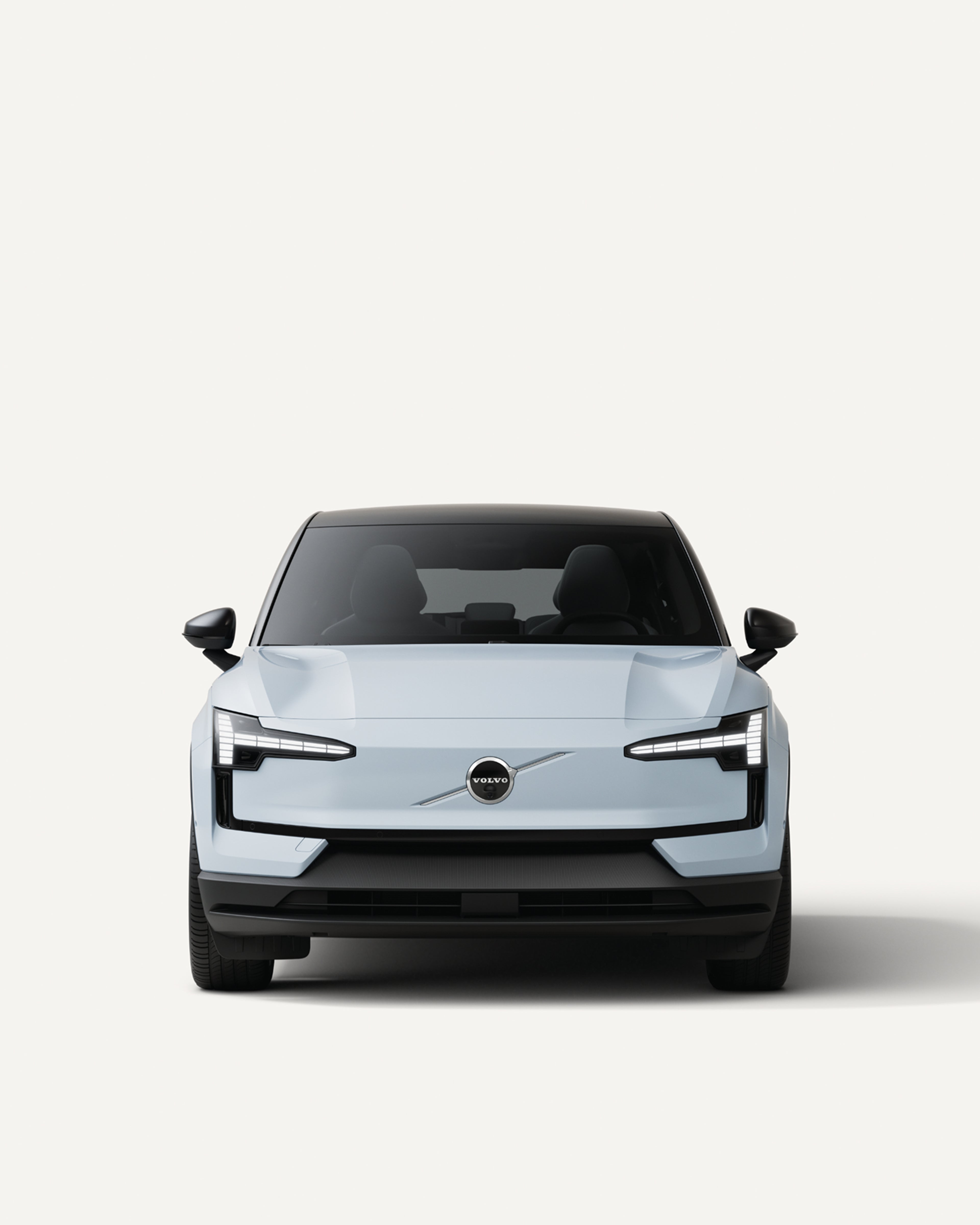 小型纯电动 SUV 沃尔沃 EX30 在白色摄影棚内的正面图。