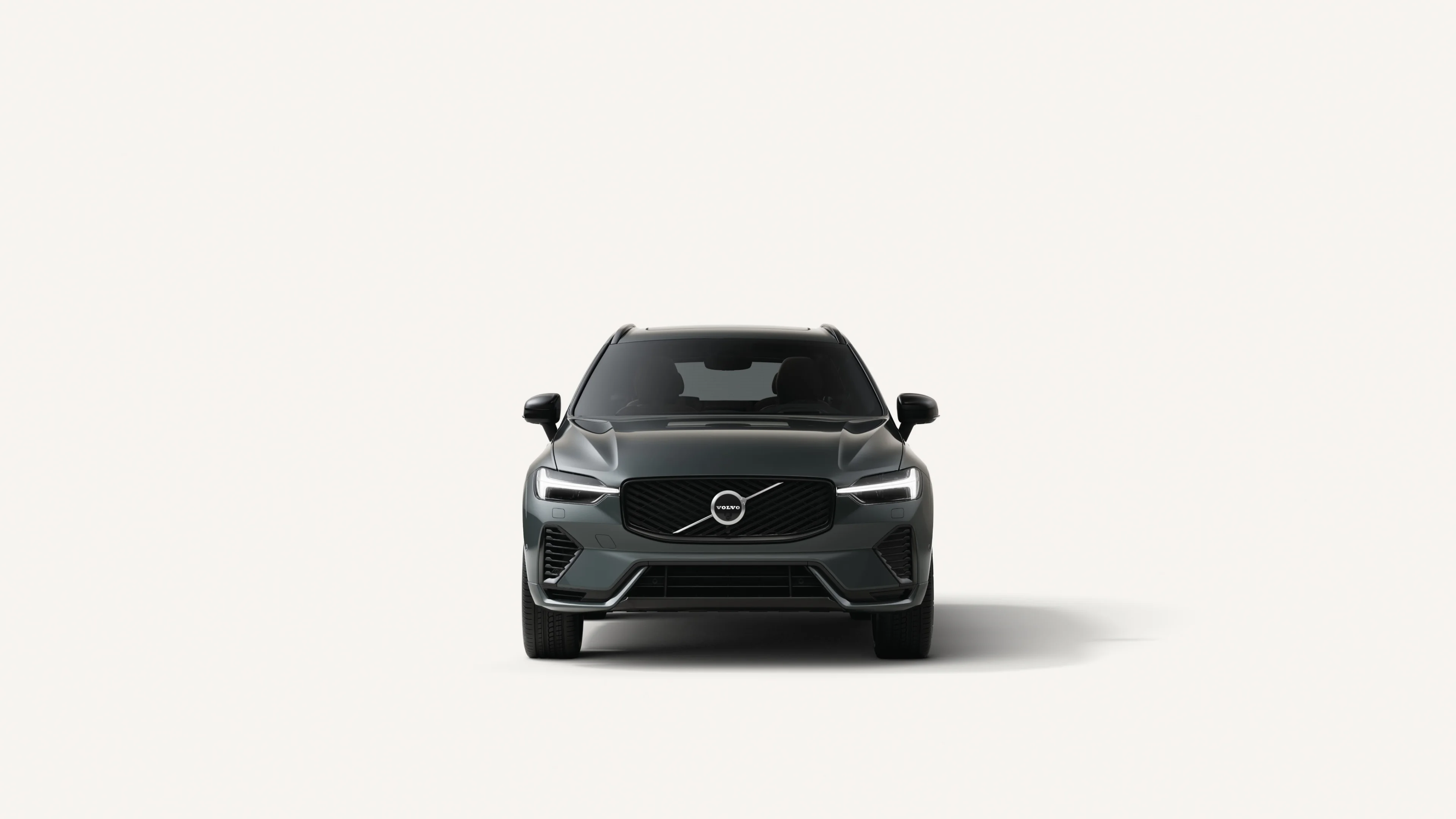 沃尔沃全新 XC60 轻度混合动力中型 SUV 停在白色工作室内。