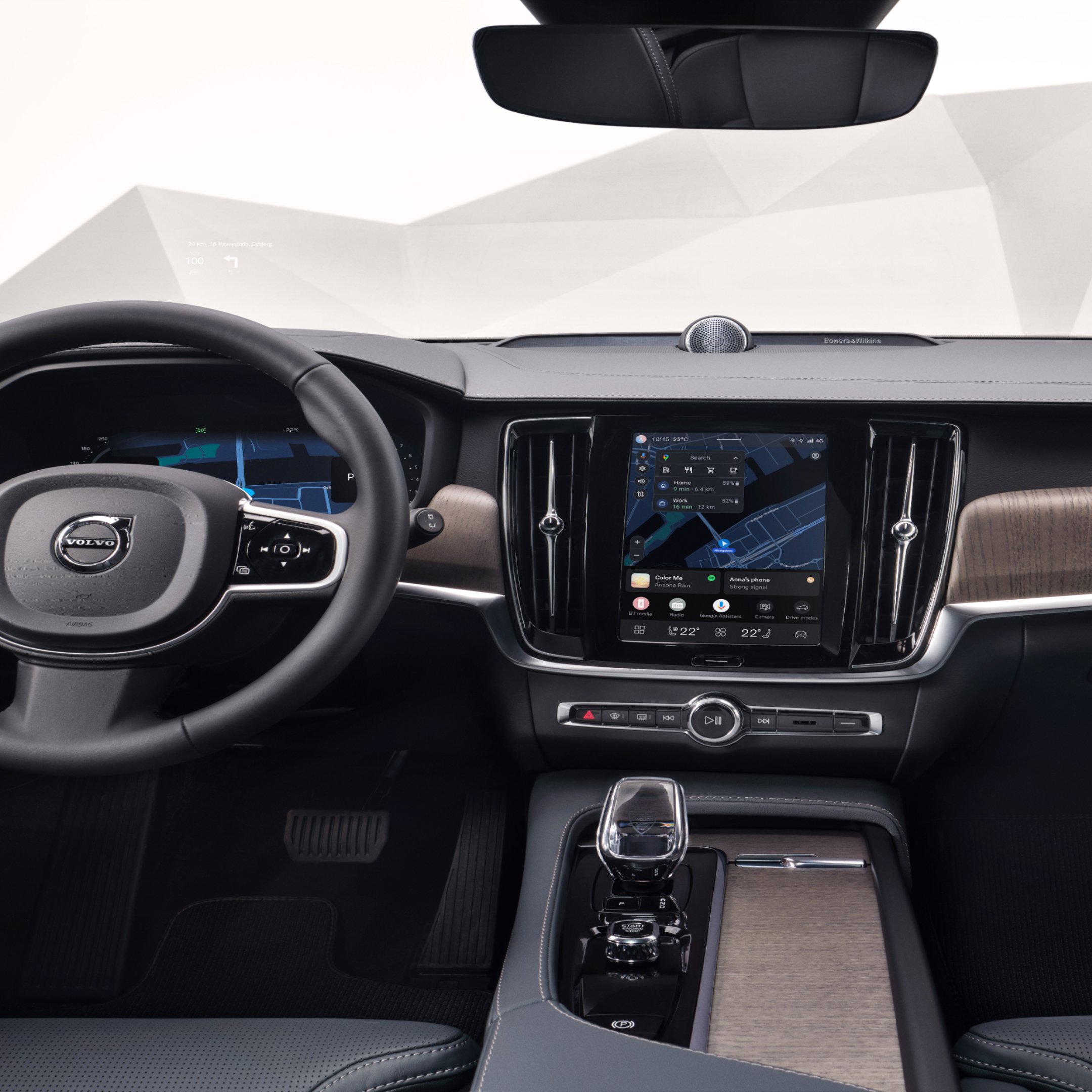 沃尔沃 V90 Cross Country 的前排座椅、方向盘、仪表盘和中央显示屏。