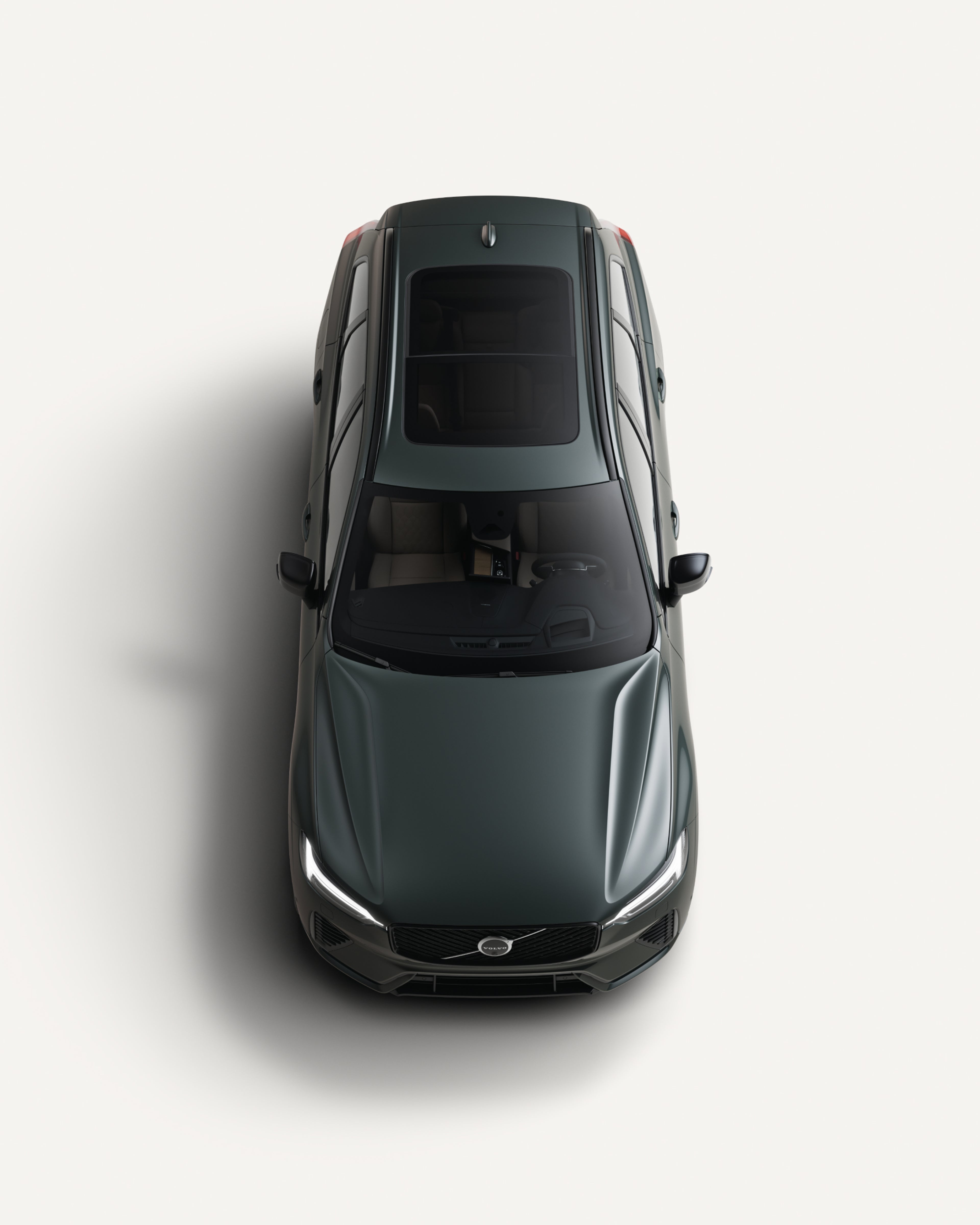 沃尔沃全新 XC60 轻度混合动力中型 SUV 停在白色工作室内的鸟瞰图。