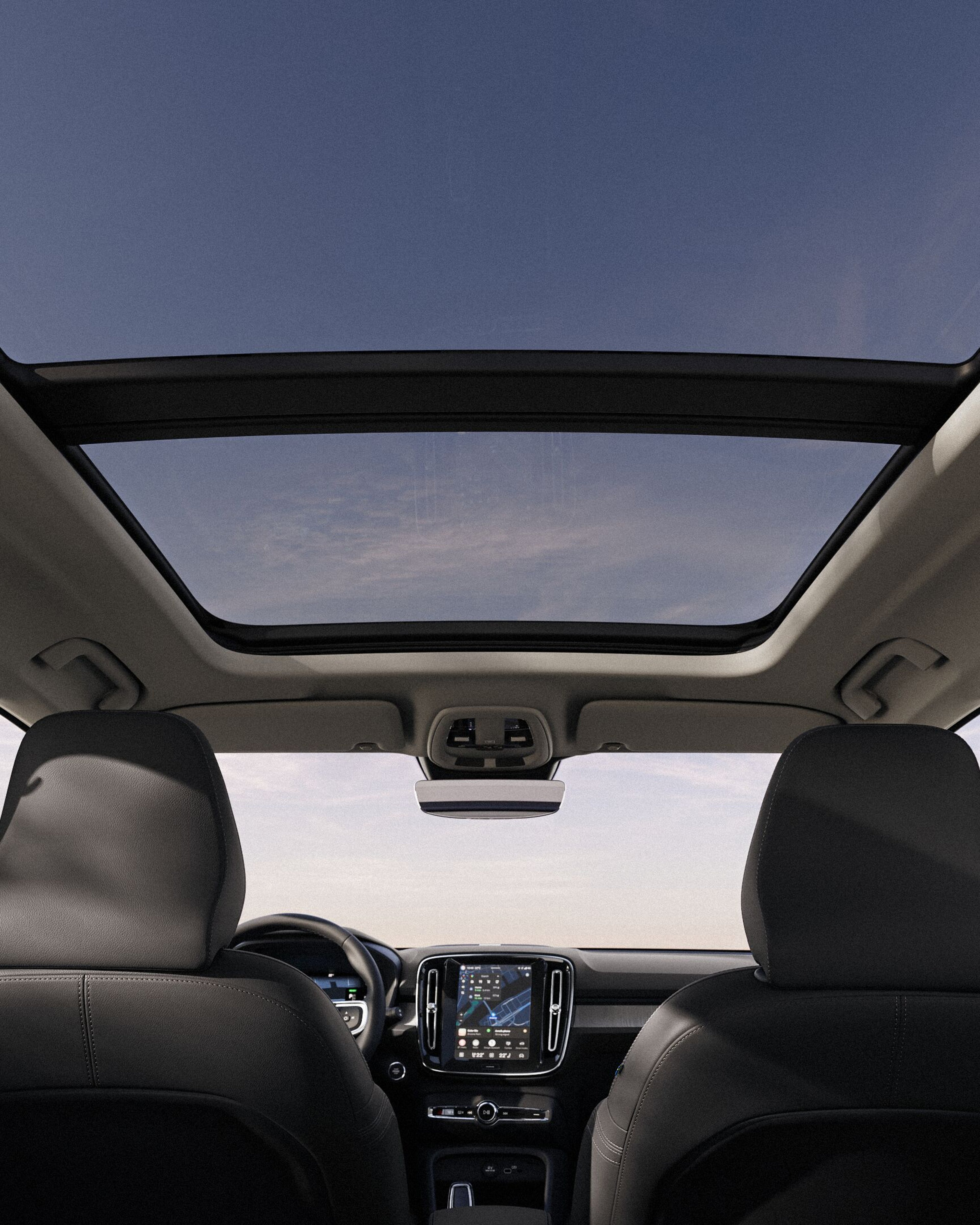 从沃尔沃 XC40 后座观察全景天窗。