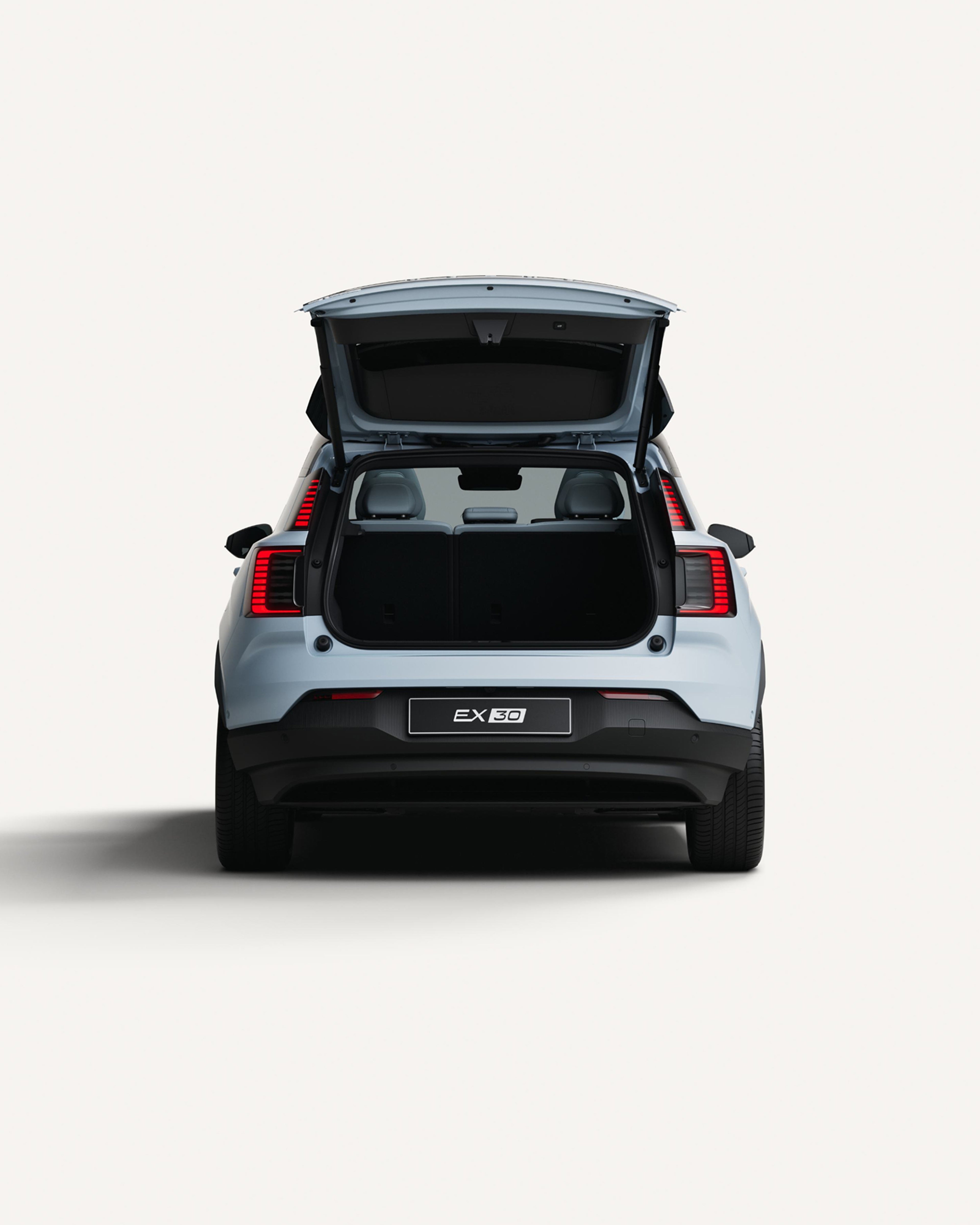 沃尔沃 EX30 车尾视图,后备箱敞开展示储物区空间。