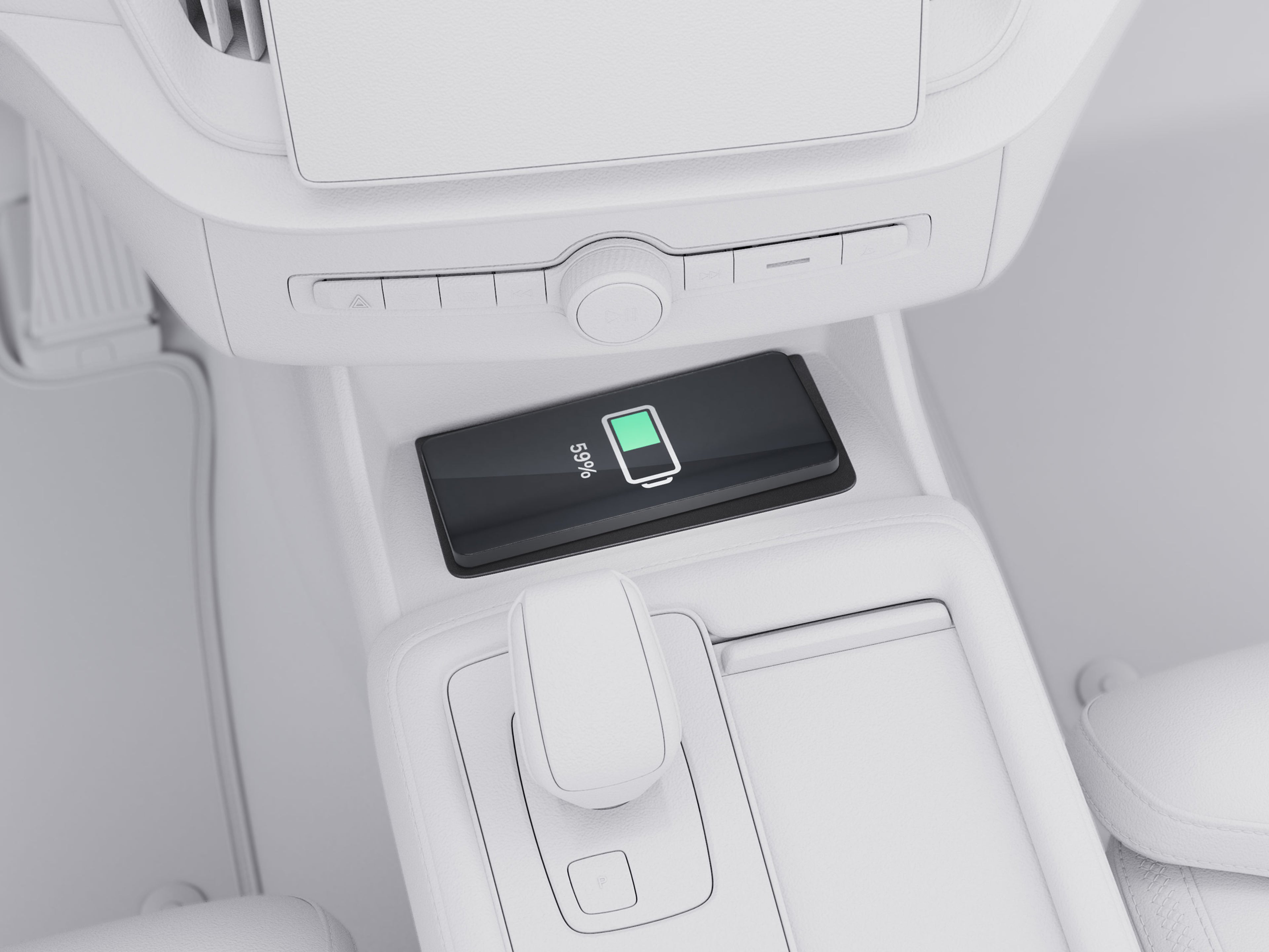 沃尔沃 XC90 中控台上的无线充电板上的手机。