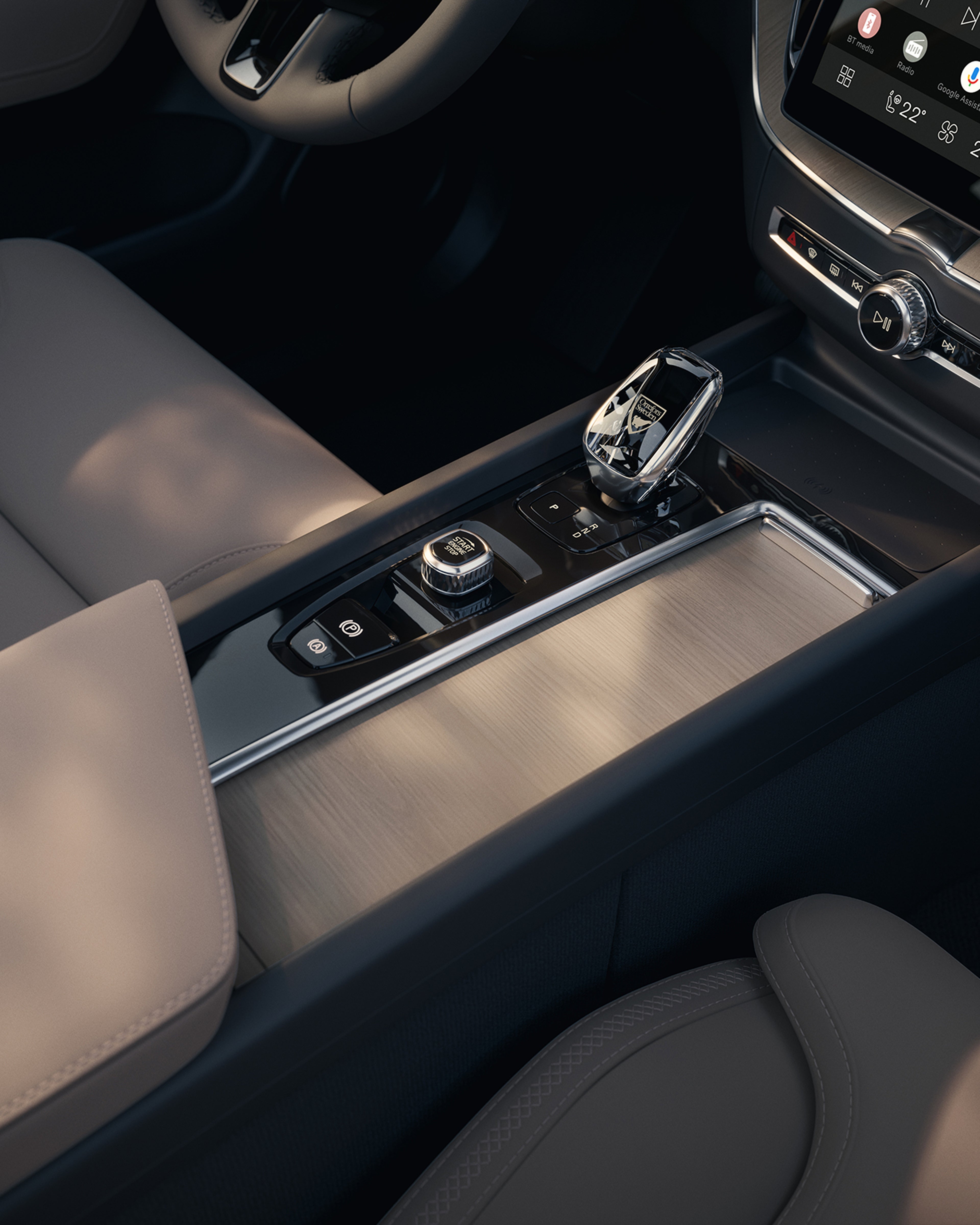 沃尔沃全新 XC60 插电式混合动力中型 SUV 内中控台和水晶换挡杆俯视图。