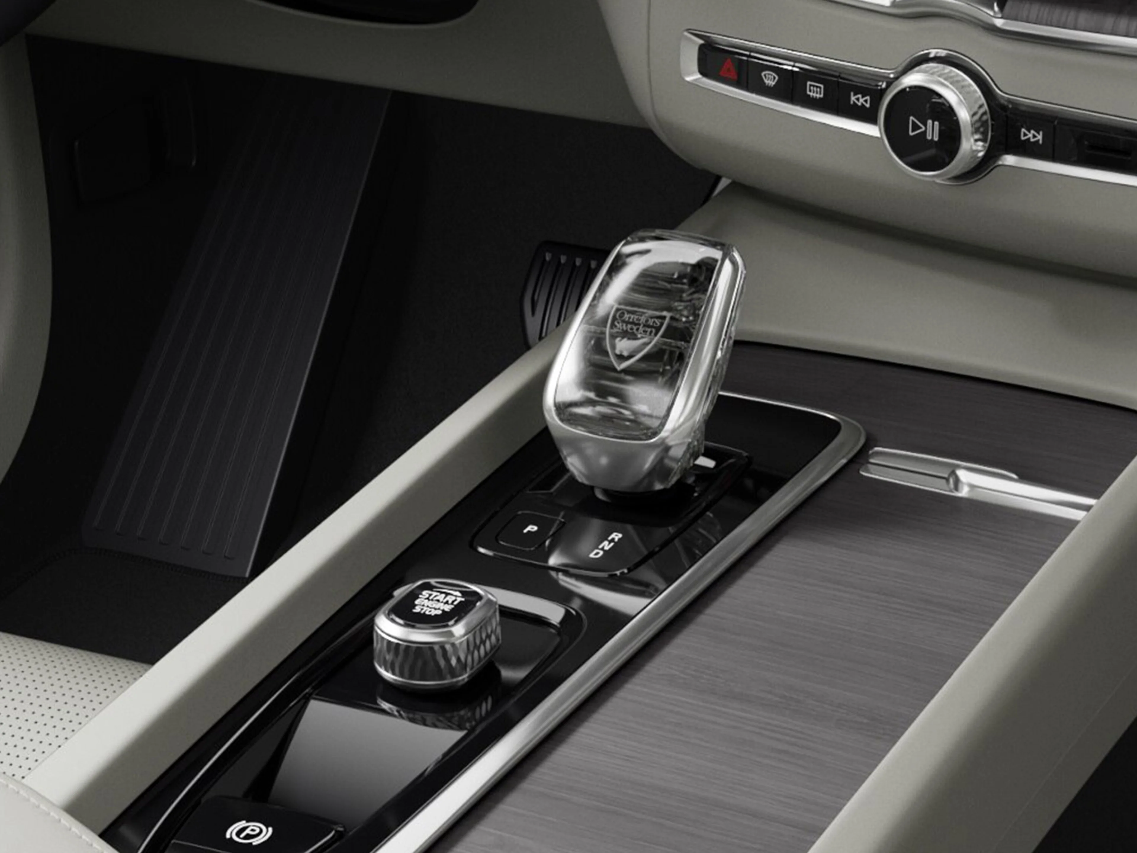 沃尔沃 XC60 SUV 配置由 Orrefors® 纯正瑞典水晶制成的水晶换挡杆。