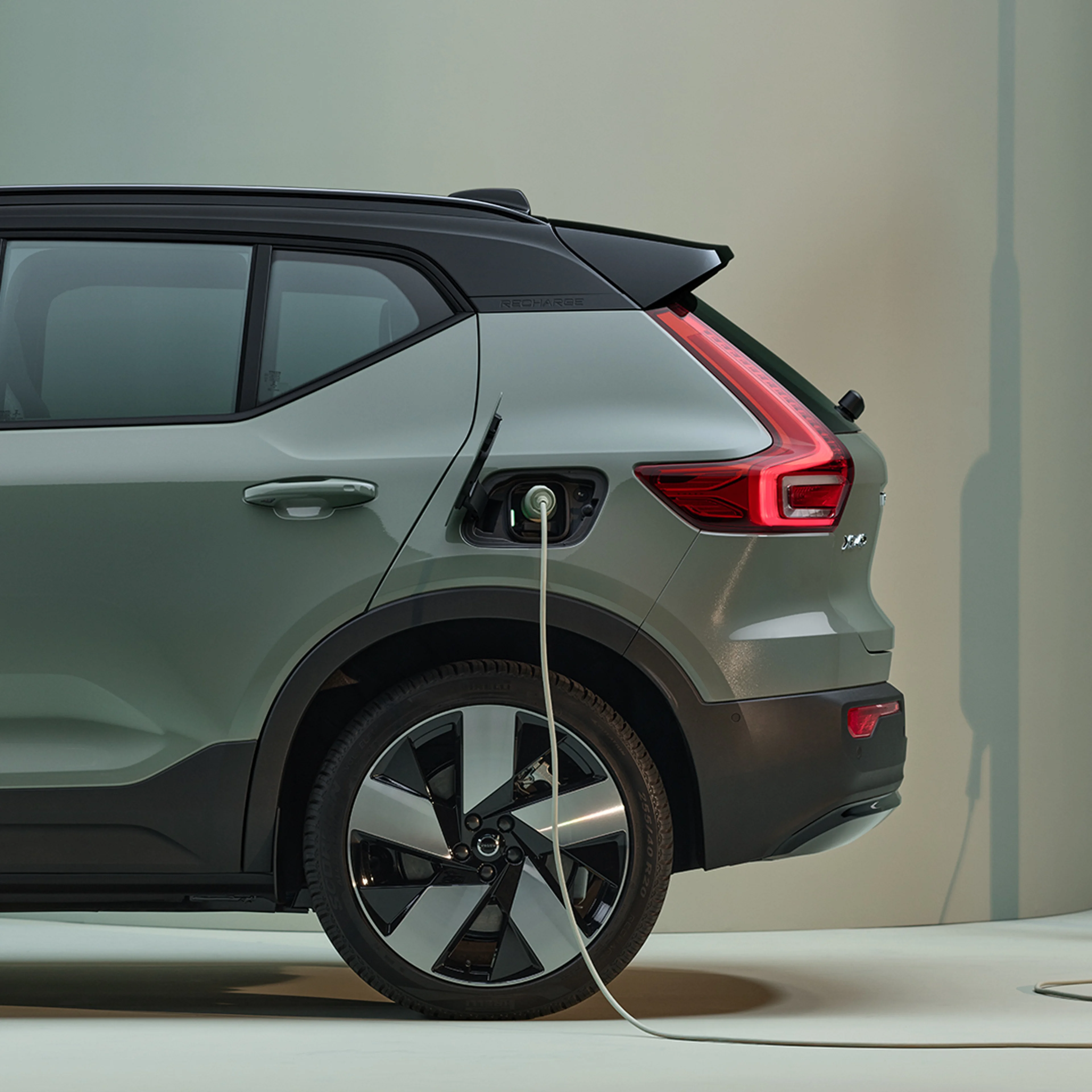 沃尔沃 XC40 RECHARGE 车轮运用空气动力学设计原理。