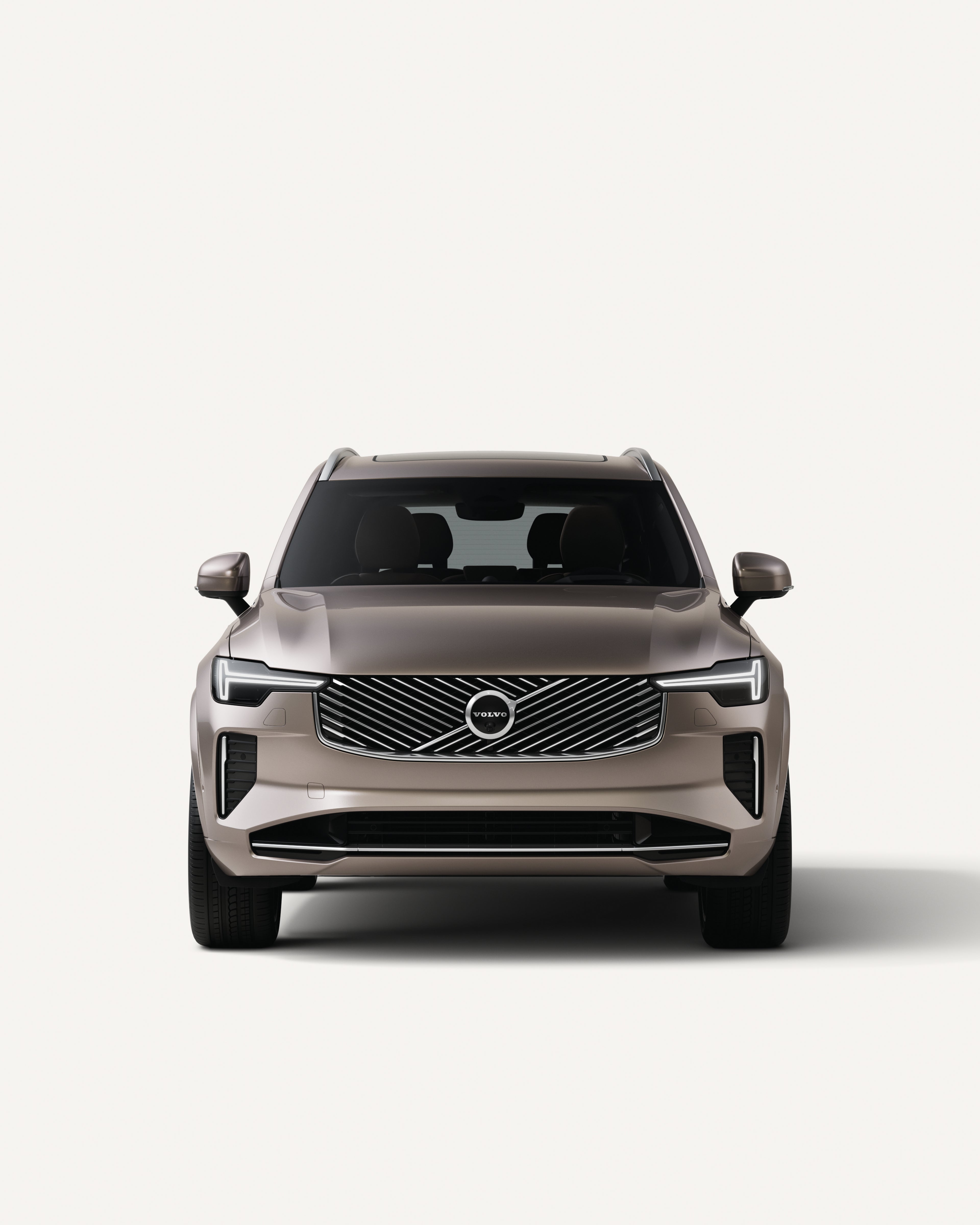 白色摄影棚内沃尔沃 XC90 的正视图。