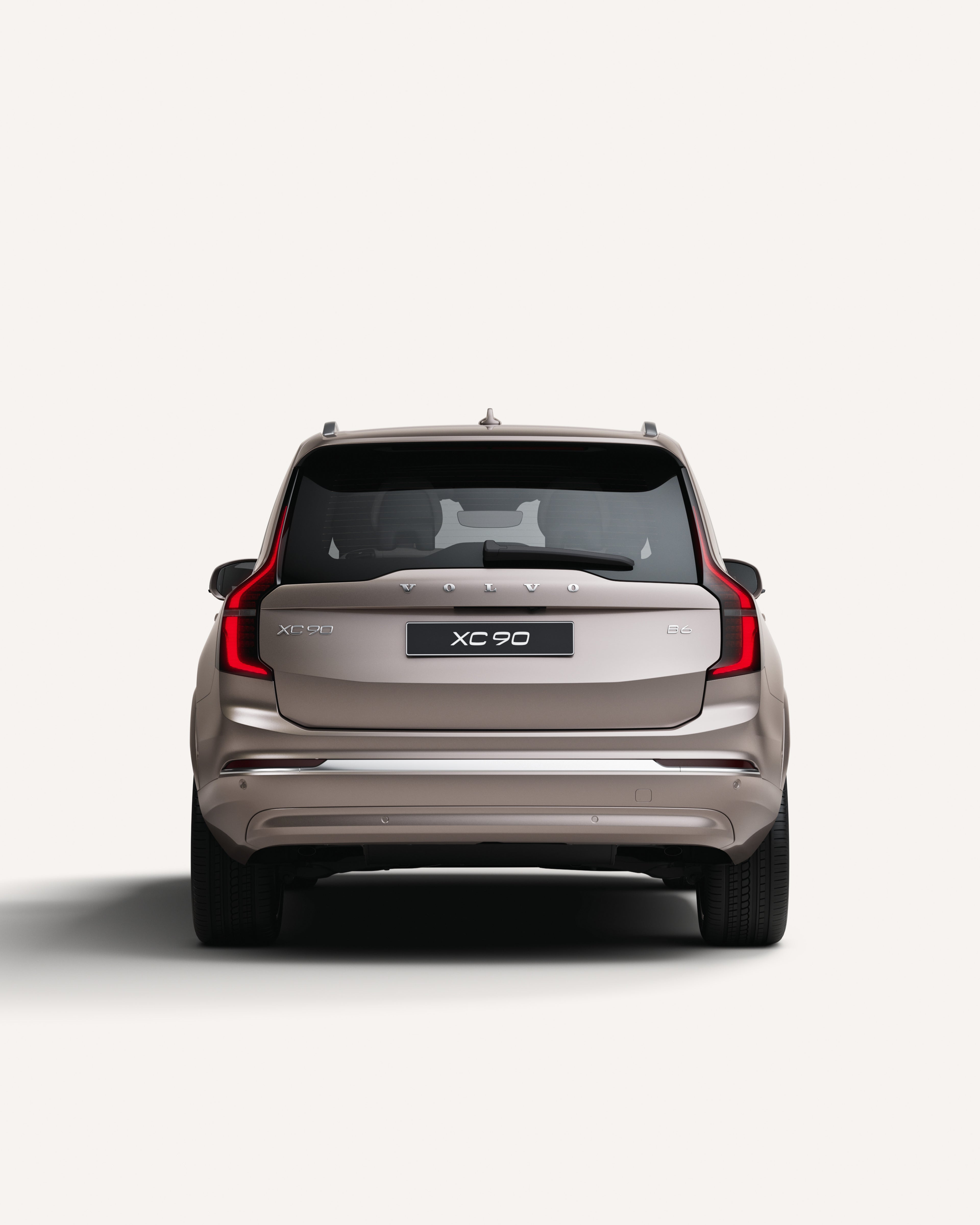 白色工作室环境中沃尔沃 XC90 的后视图。