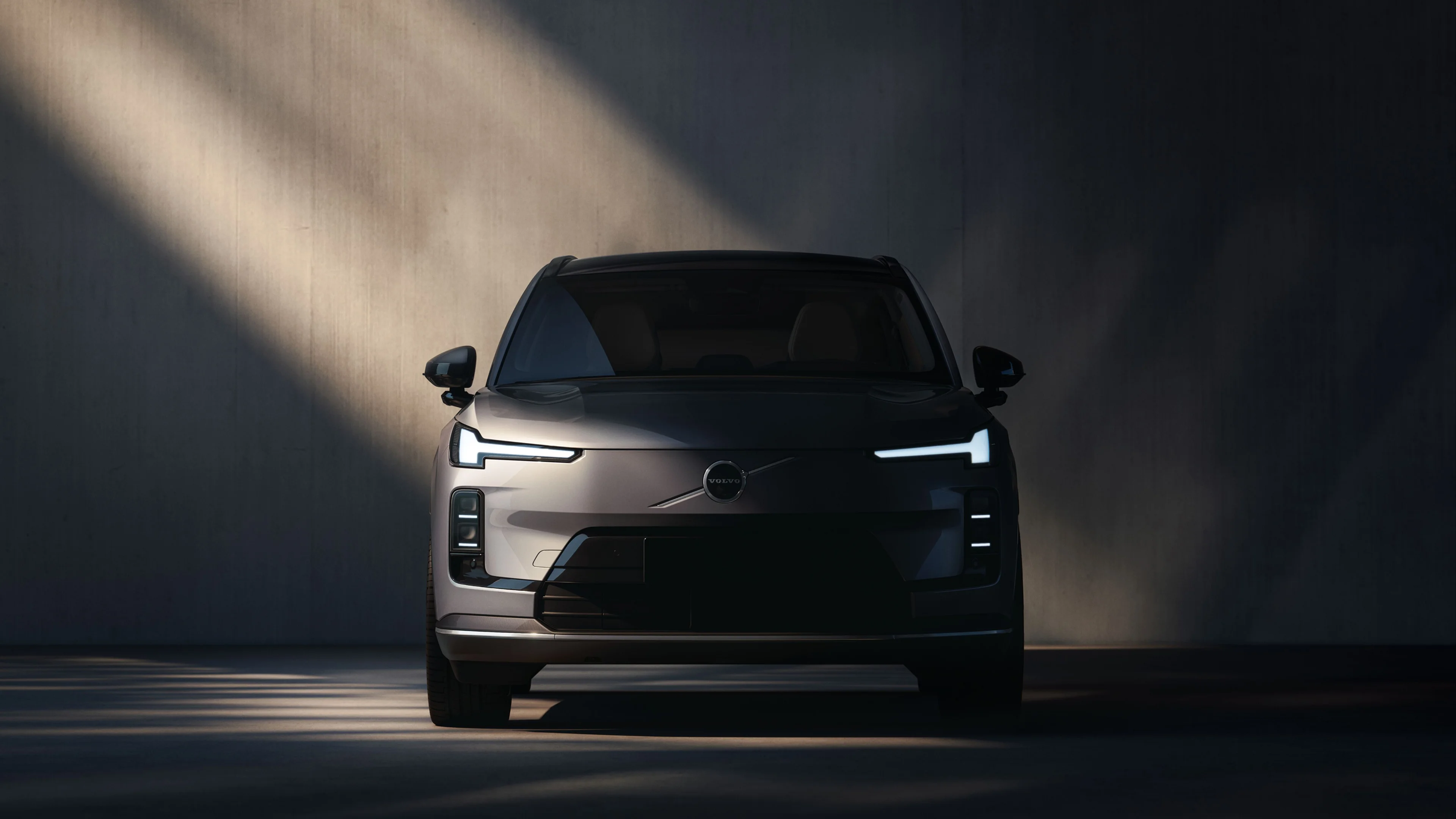 沃尔沃 XC70 正面视图。