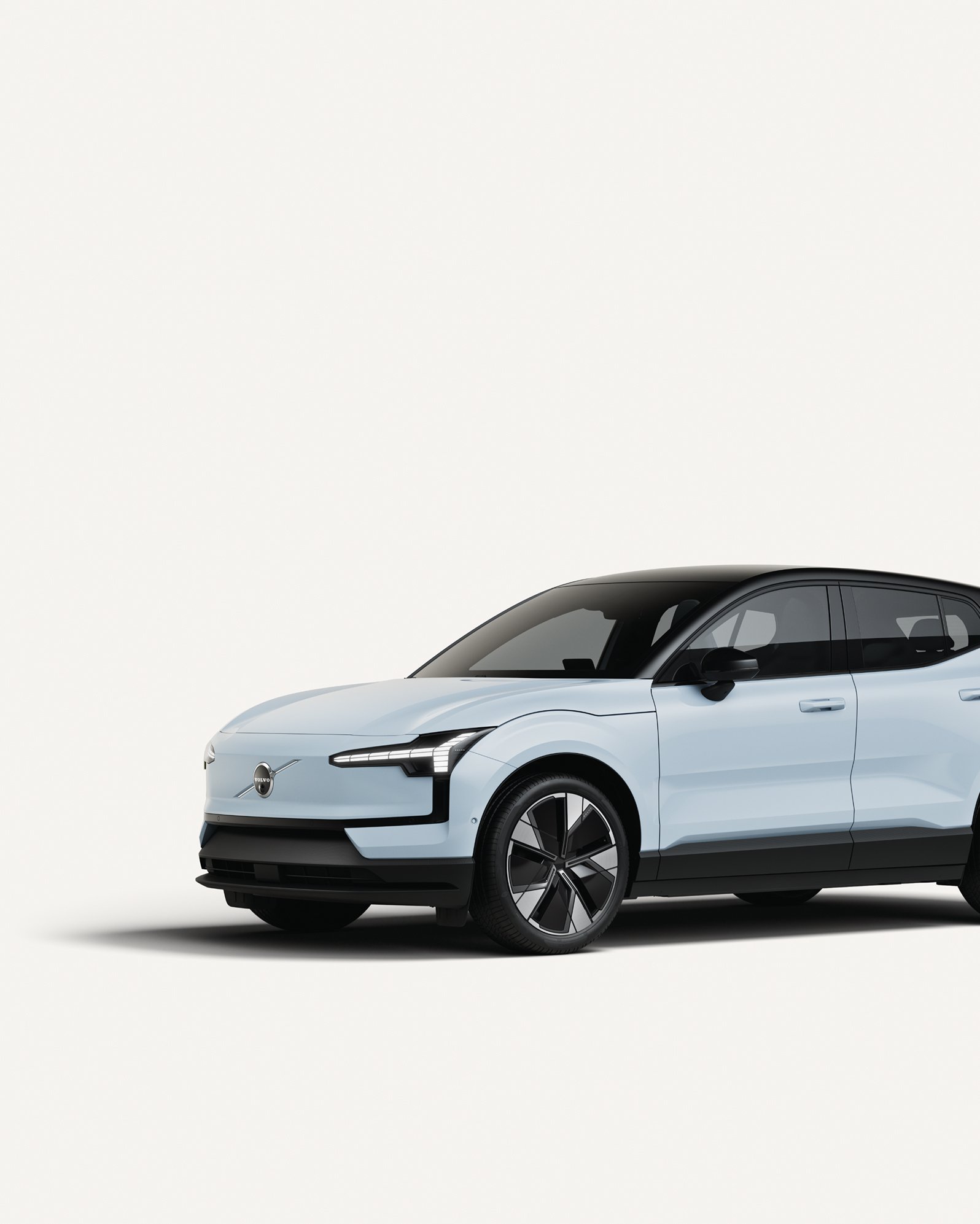 小型纯电动 SUV 沃尔沃 EX30 在白色摄影棚内的侧面图。