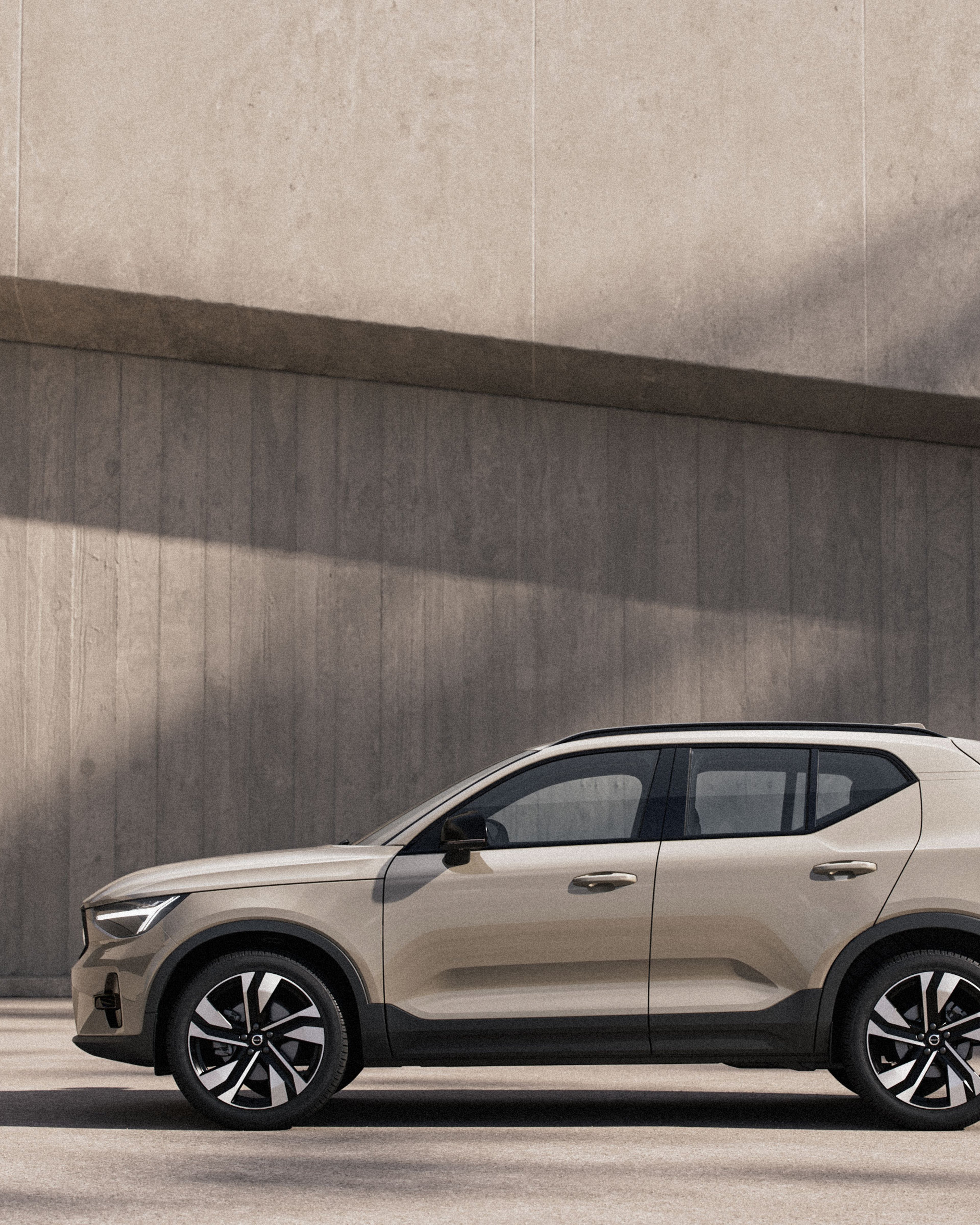 XC40 轻度混合动力 SUV 的侧面图