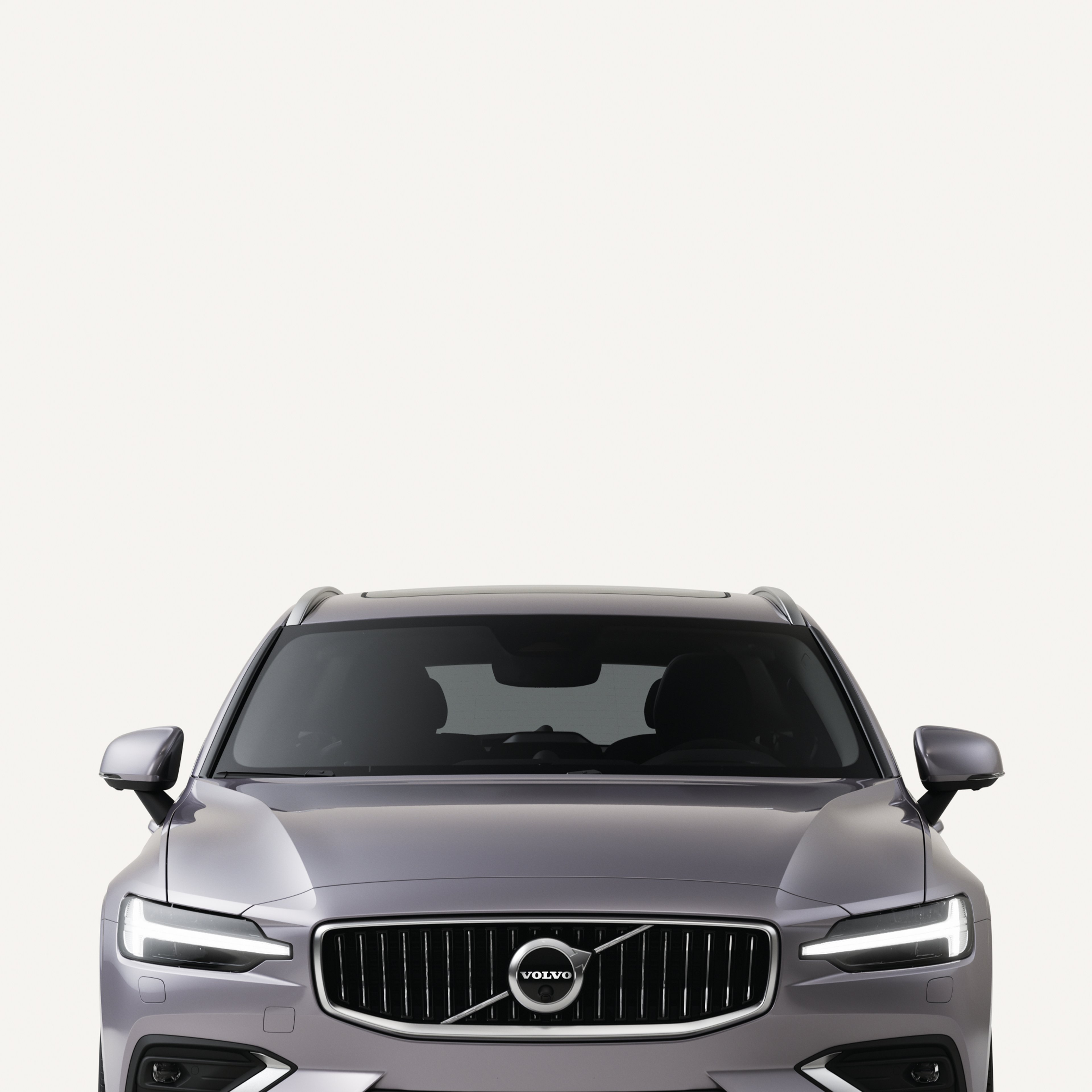 纯白影棚实拍沃尔沃 V60 轻混车型正面,尽显精致质感。