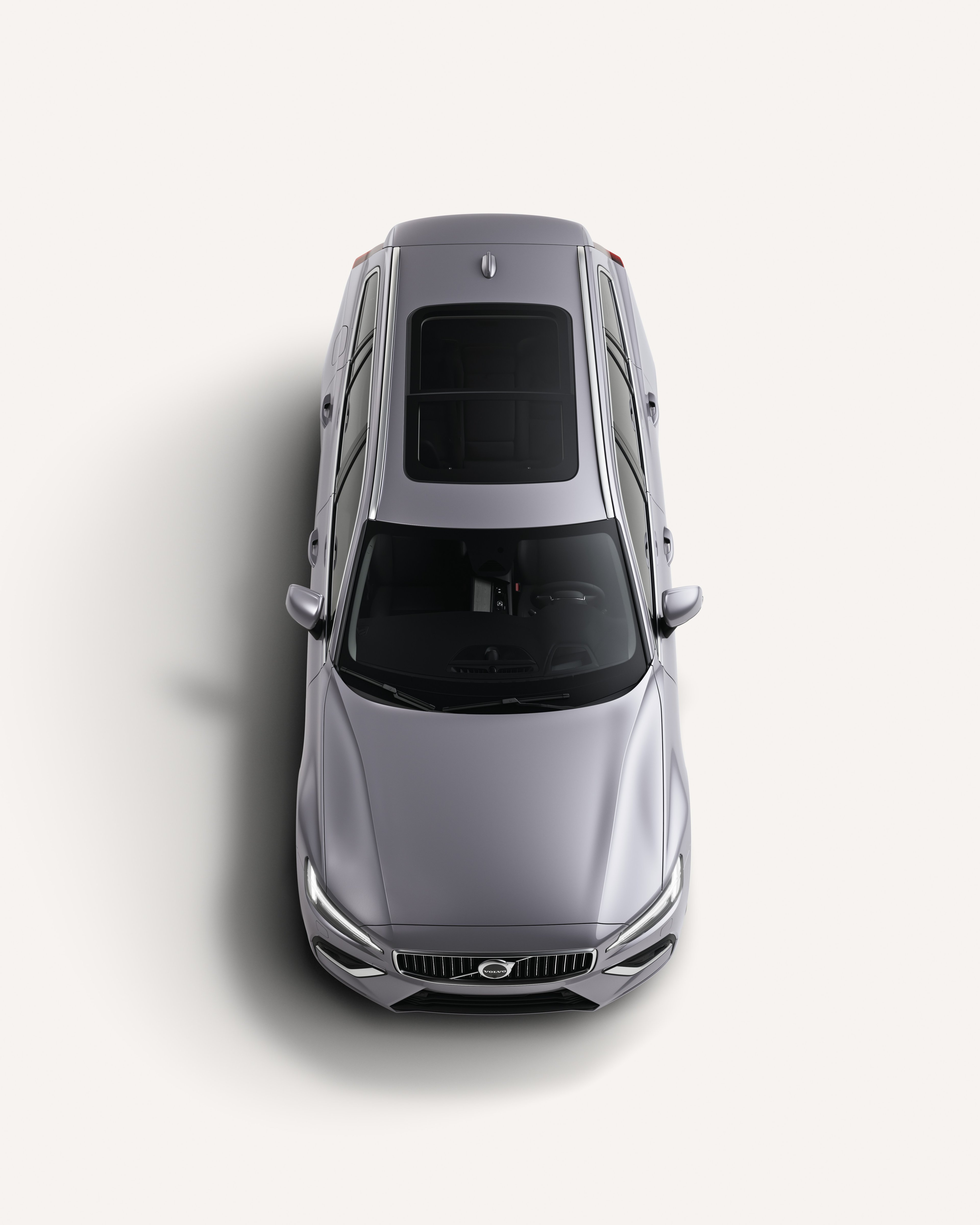 白色摄影棚内沃尔沃 V60 的车顶俯视图。