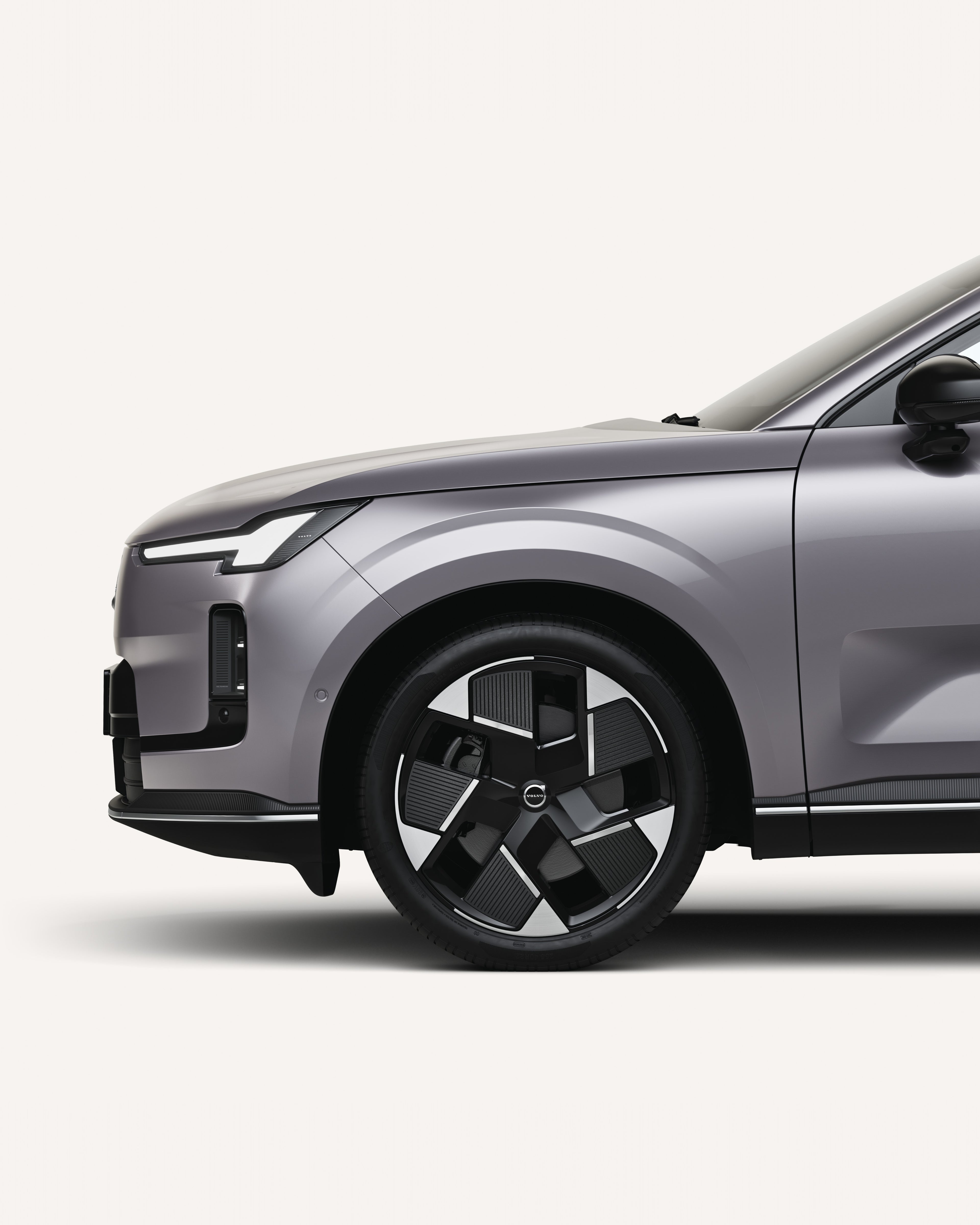 沃尔沃 XC70 前轮特写。