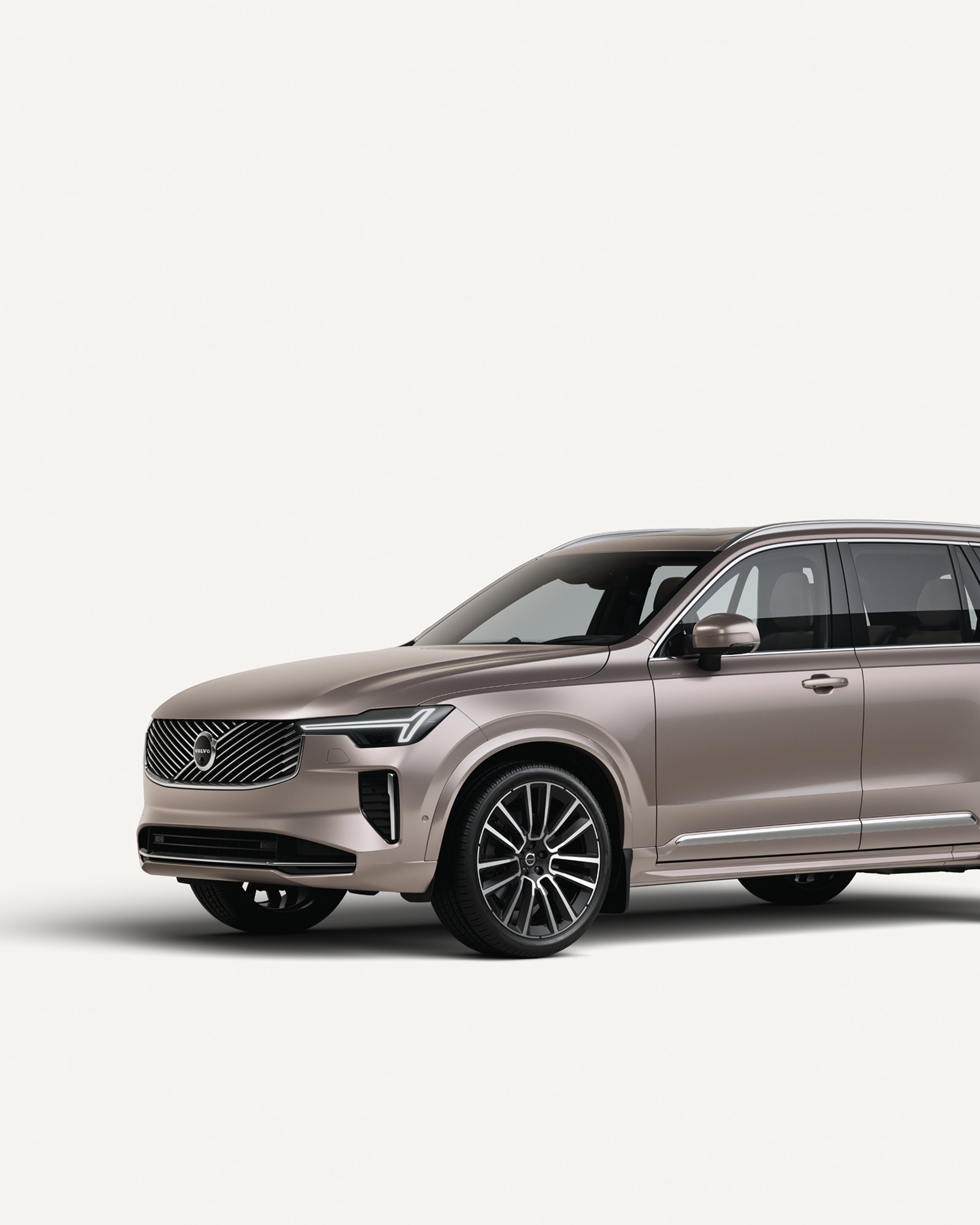 白色工作室环境中沃尔沃 XC90 轻度混合动力车型的侧视图。