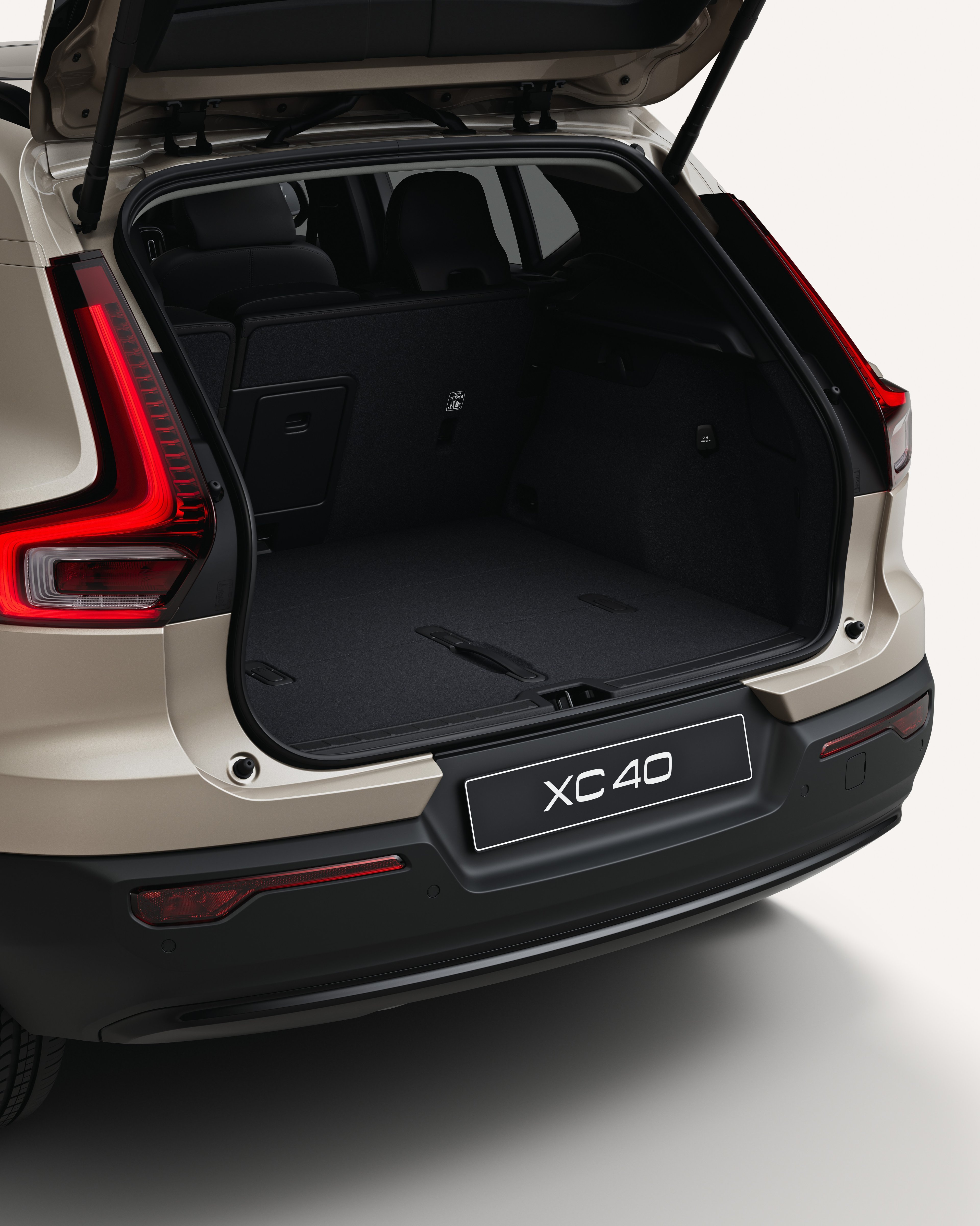 沃尔沃 XC40 后备厢打开的特写图。