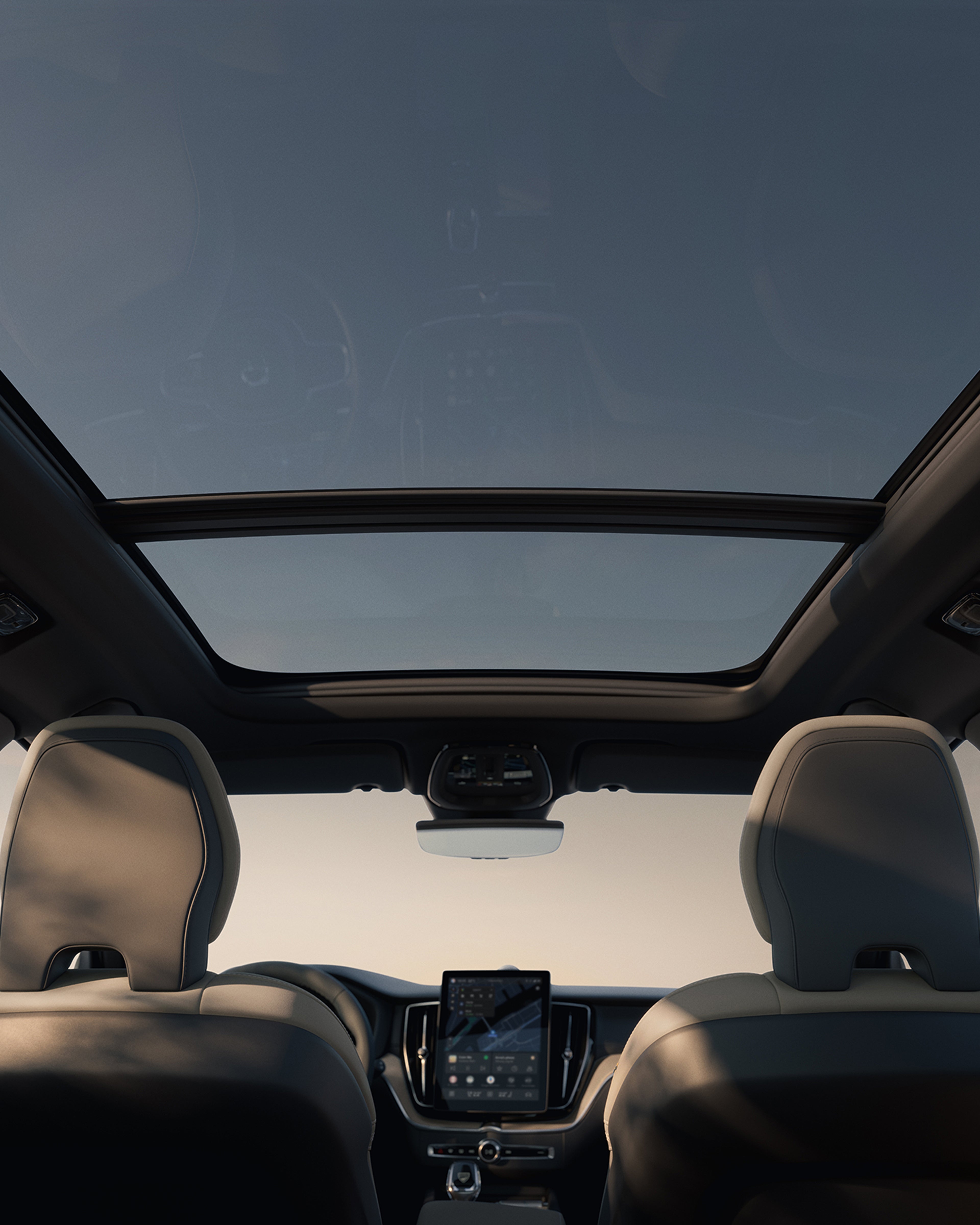 沃尔沃全新 XC60 宽敞的座舱及其全景天窗。