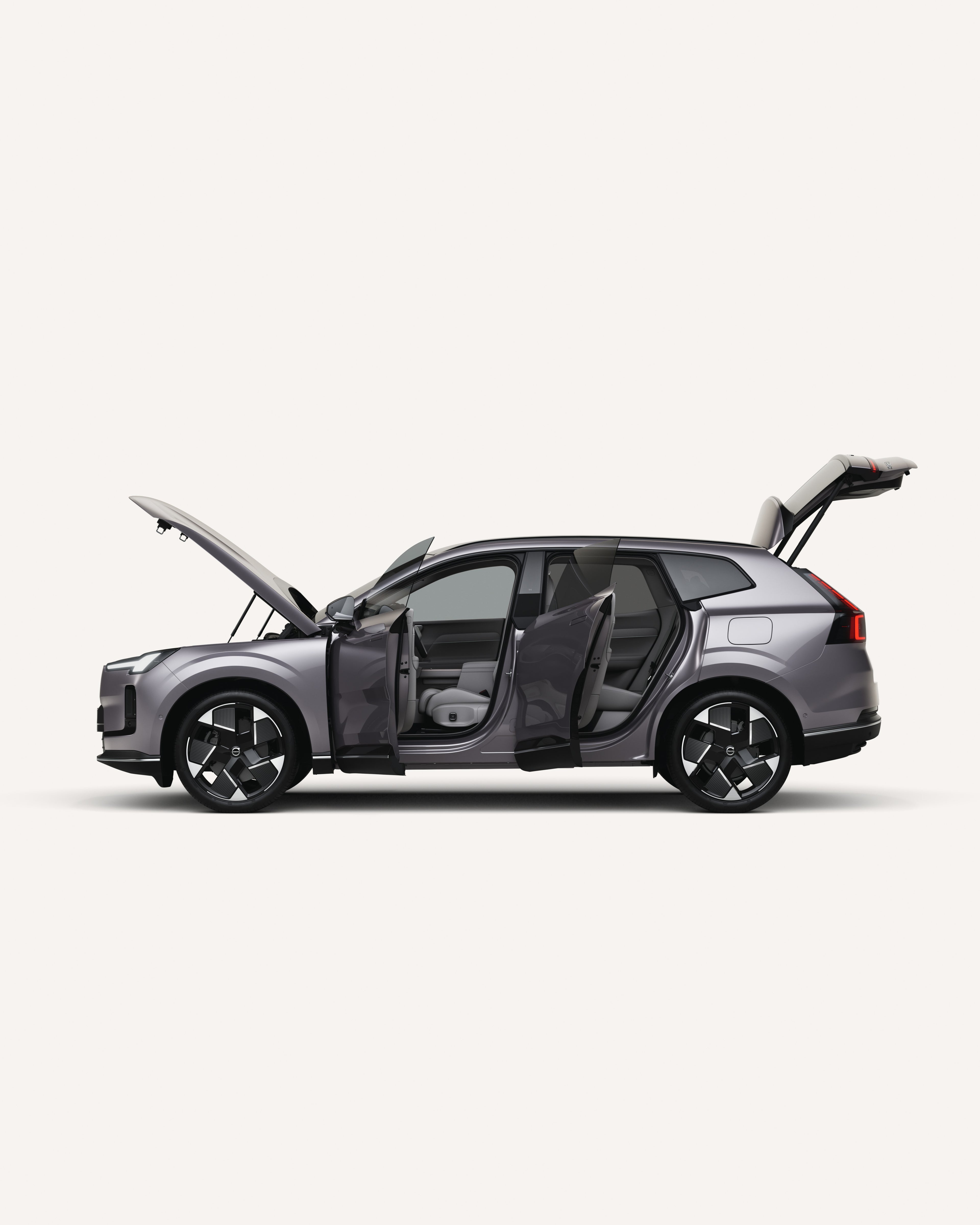 沃尔沃 XC70 豪华长续航混动 SUV 型的侧视图,引擎盖、车门和后备厢均敞开。