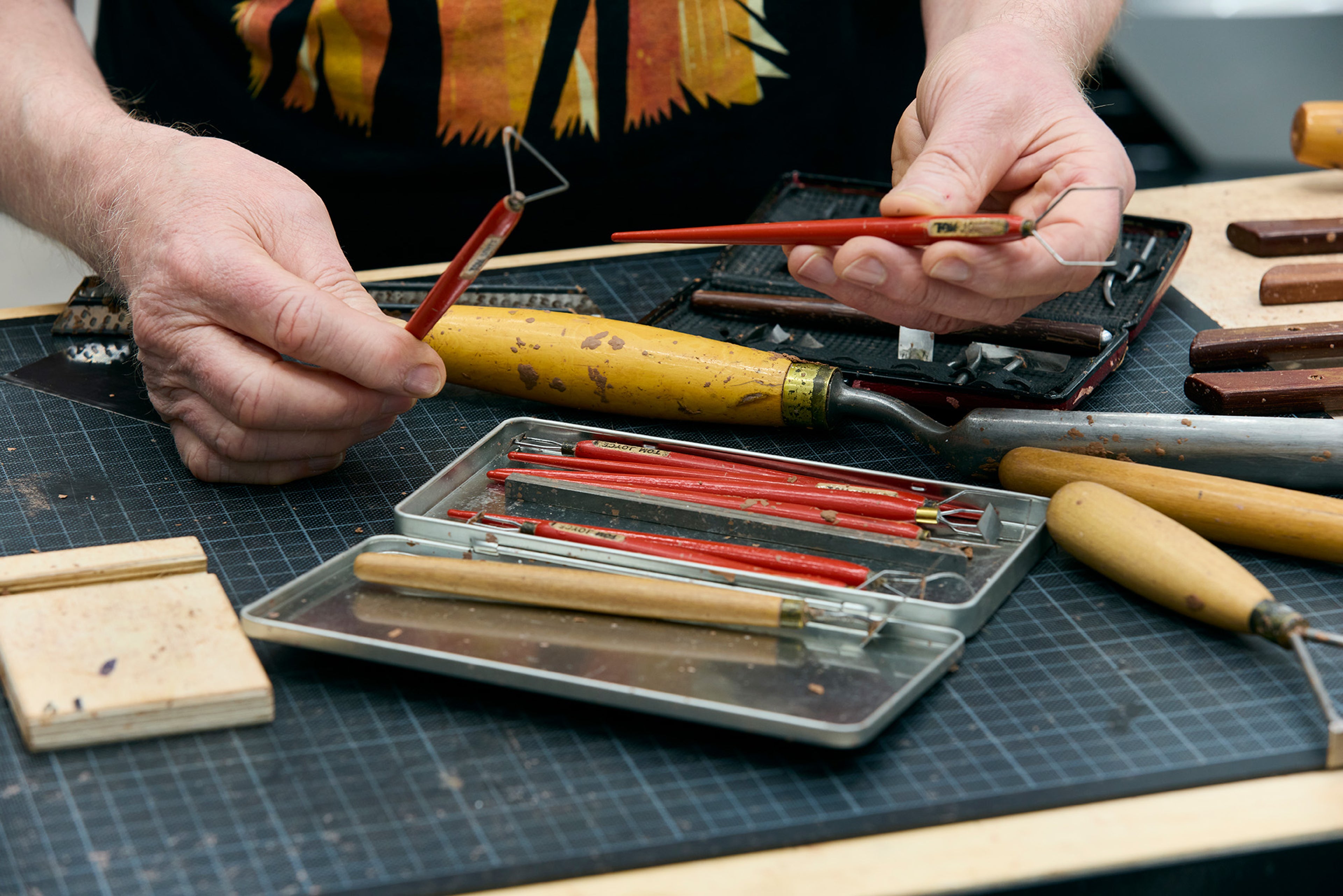 制作沃尔沃汽车泥膜时使用的工具。