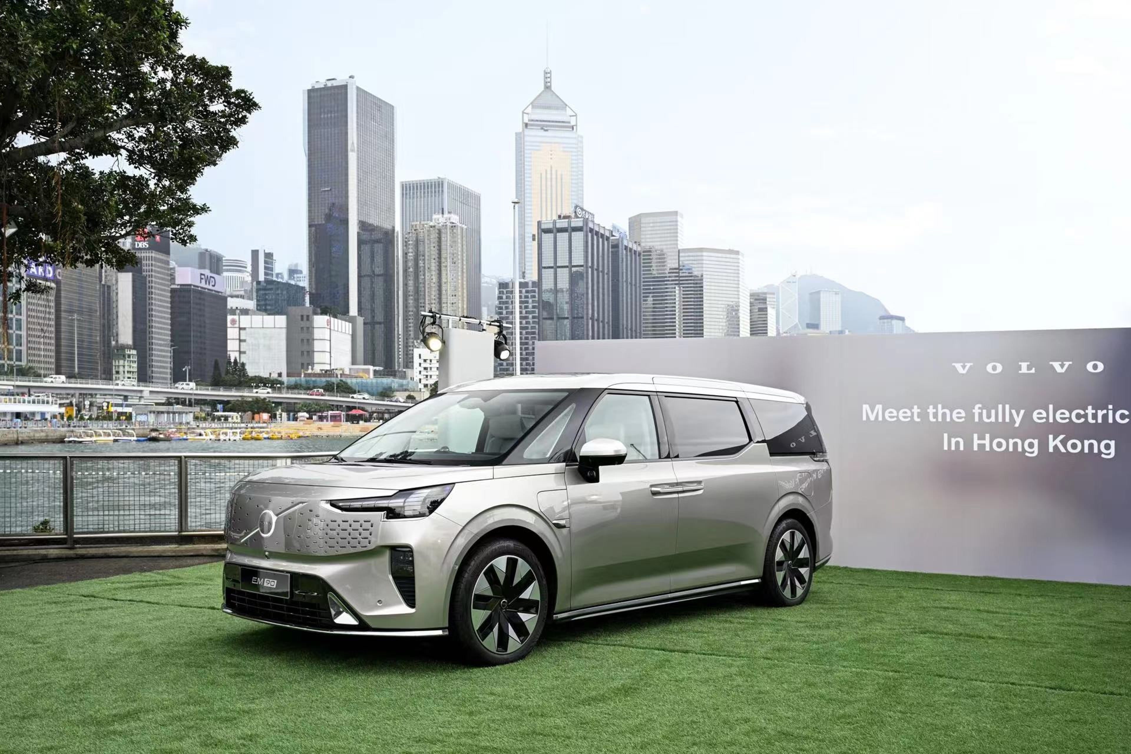 刚刚全球首发的沃尔沃EM90首次亮相香港