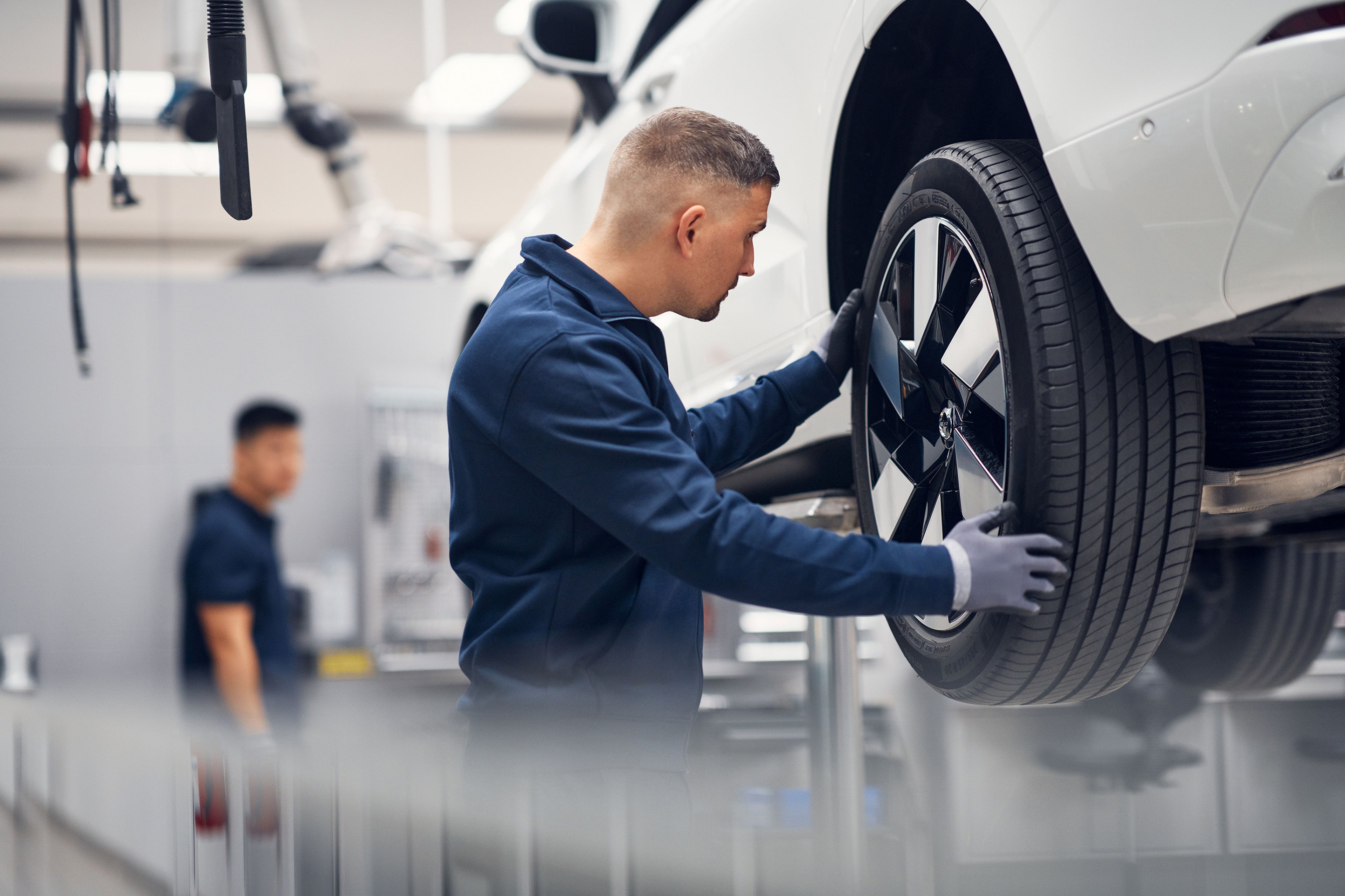 在沃尔沃汽车授权维修中心进行轮胎安装和保养。