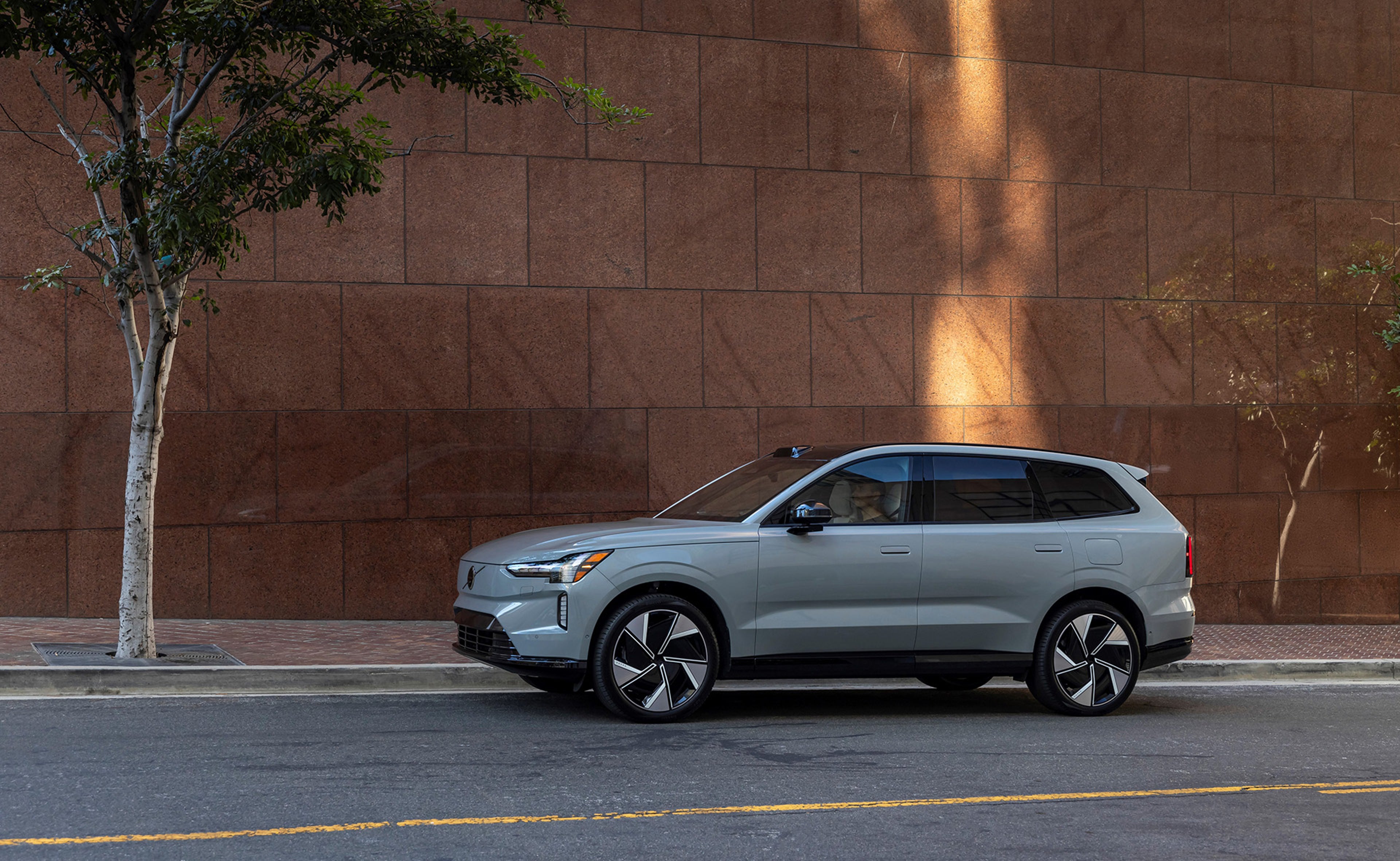 在美国驾驶 EX90