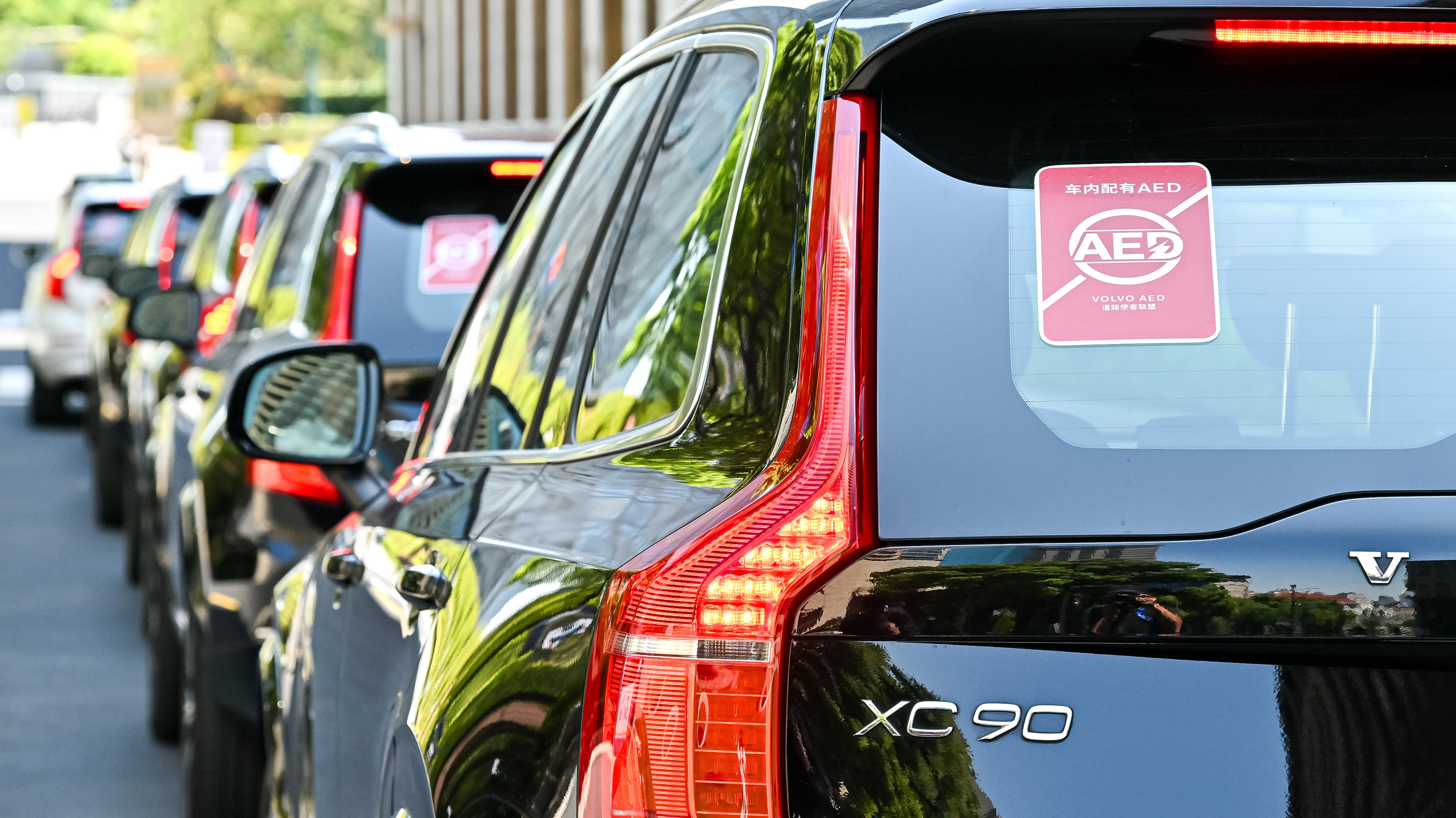 贴有沃尔沃 AED 道路使者联盟车贴的沃尔沃XC90