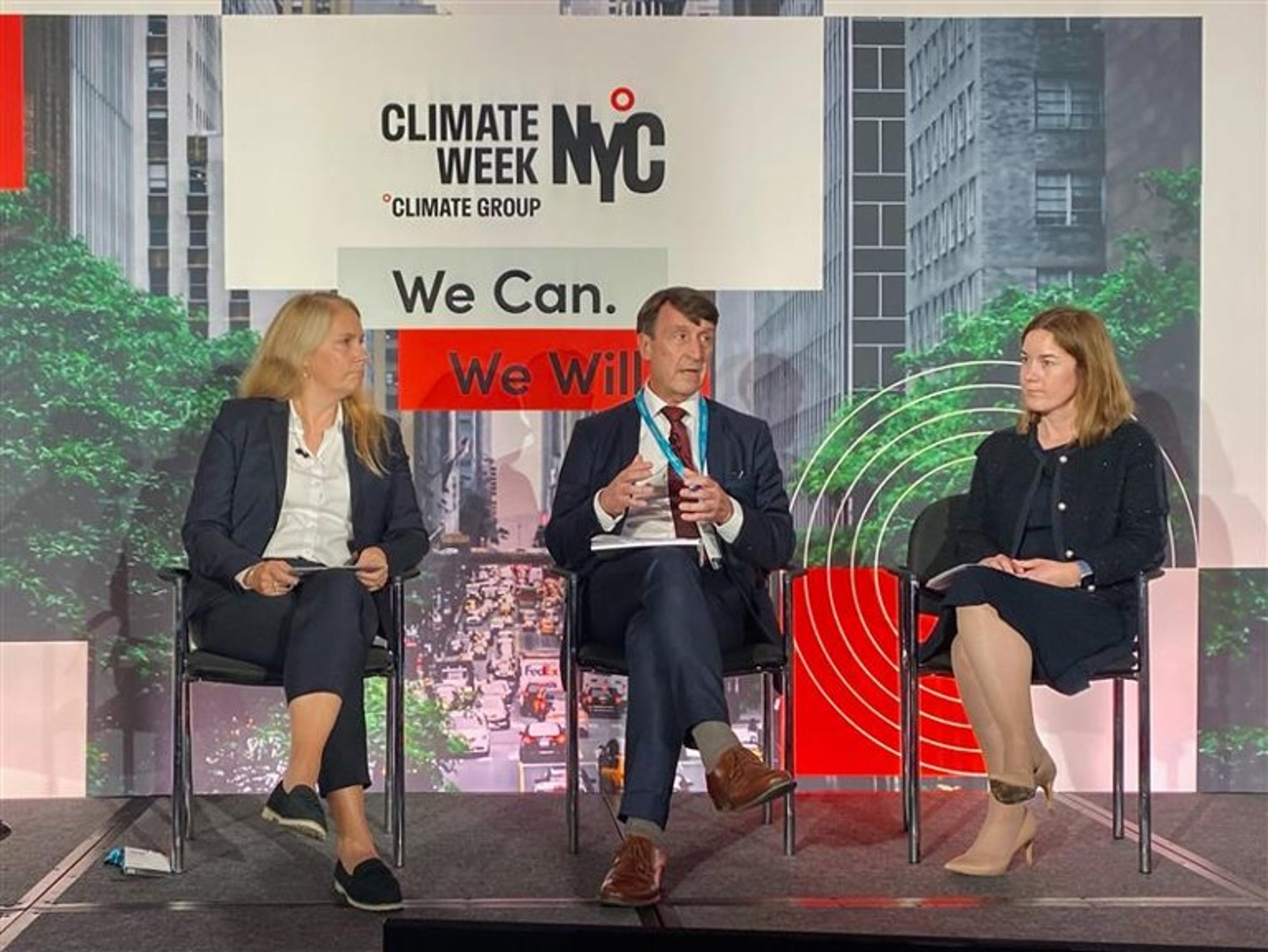 一男子坐在两名女子中间,一同讨论气候问题。